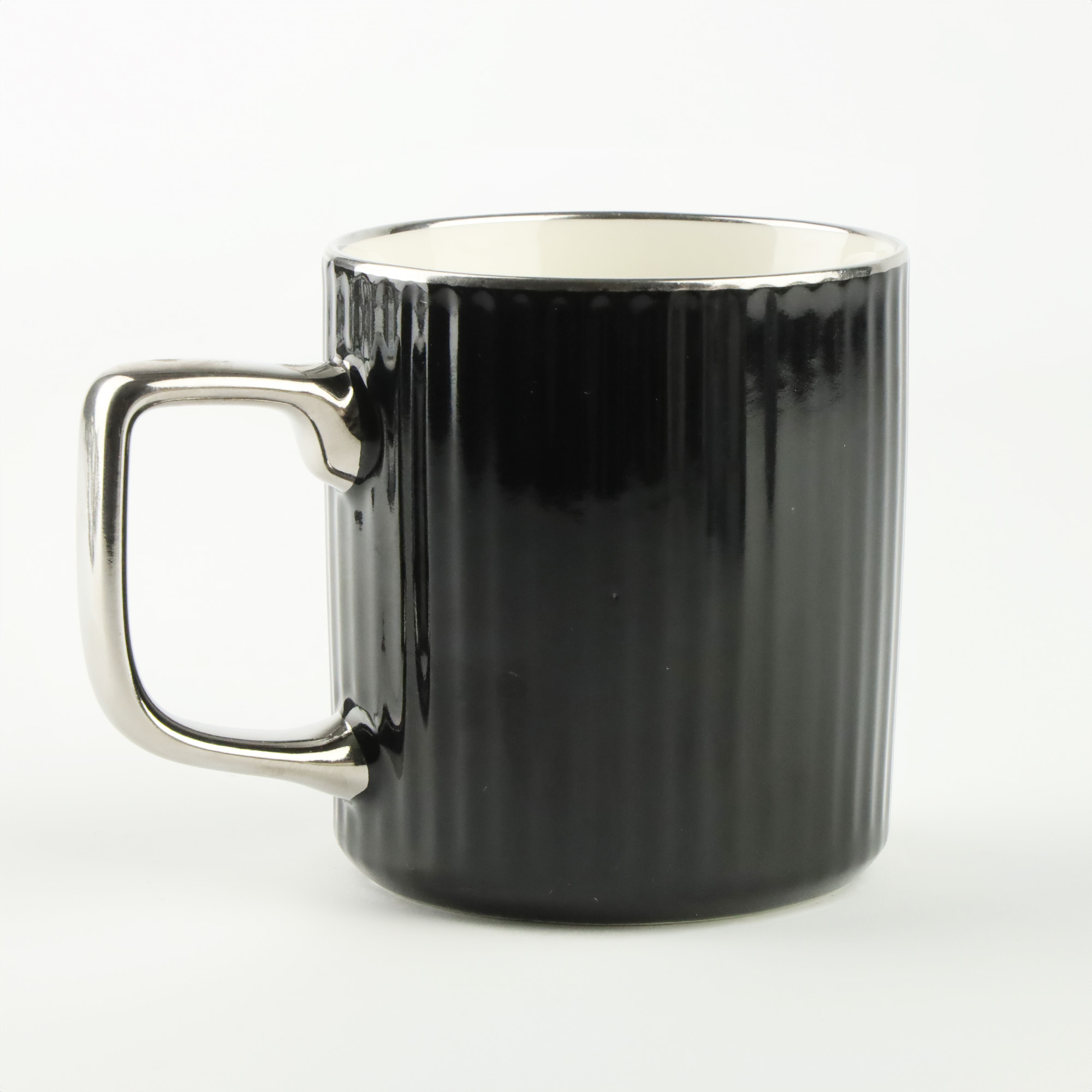 PORCELANOWY KUBEK NA KAWĘ HERBATĘ CZARNY ZDOBIONY ZE SREBRNYM UCHEM 370ML