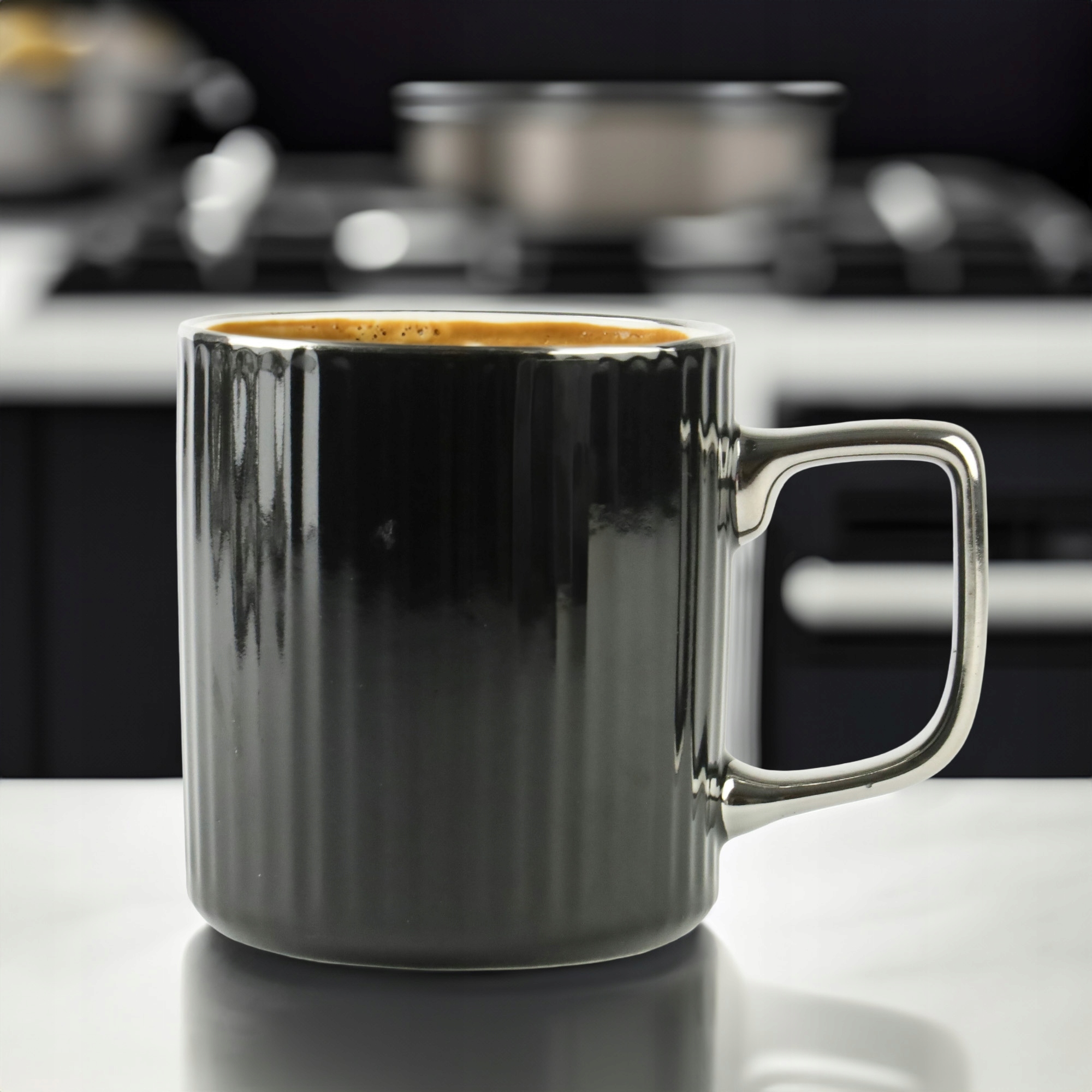 PORCELANOWY KUBEK NA KAWĘ HERBATĘ CZARNY ZDOBIONY ZE SREBRNYM UCHEM 370ML