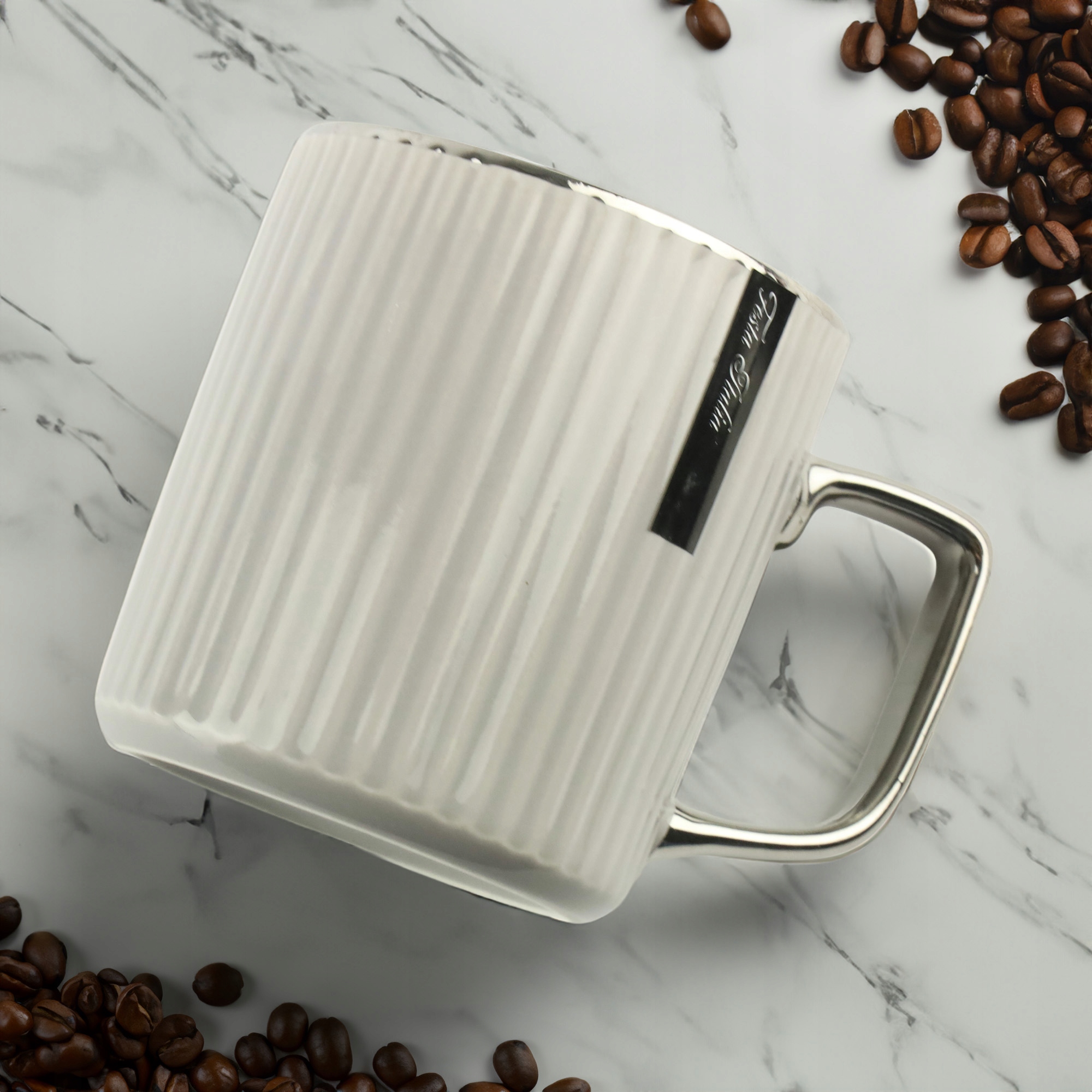 PORCELANOWY KUBEK NA KAWĘ HERBATĘ SZARY ZDOBIONY ZE SREBRNYM UCHEM 370ML