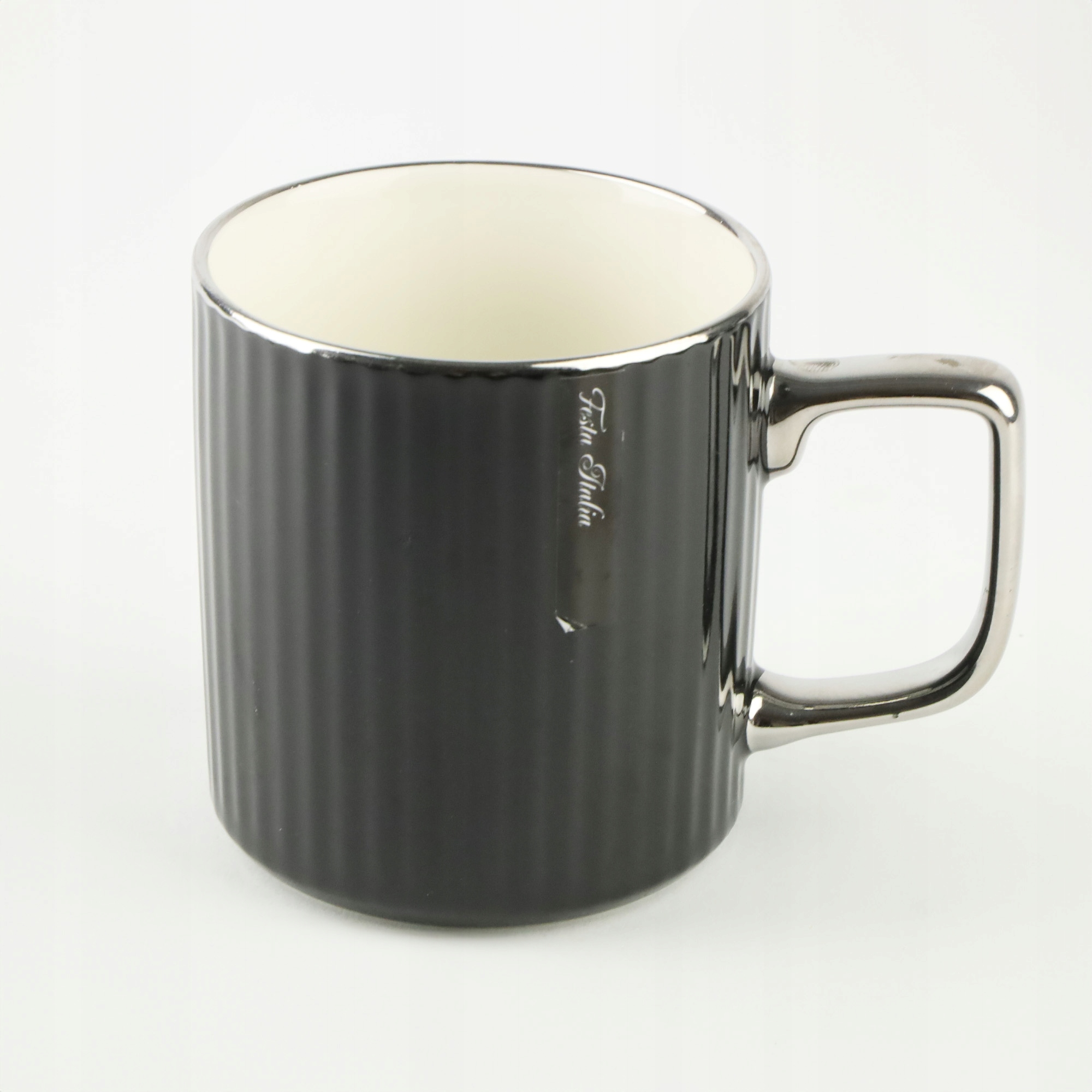 PORCELANOWY KUBEK NA KAWĘ HERBATĘ CZARNY ZDOBIONY ZE SREBRNYM UCHEM 370ML