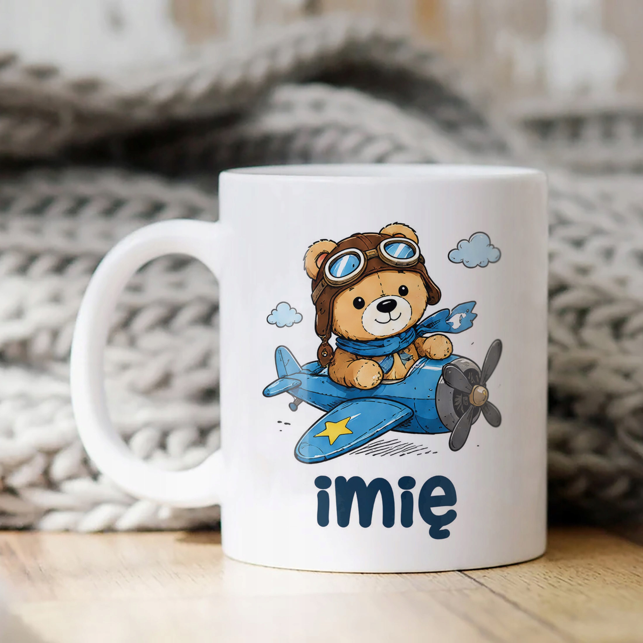 Biały Kubek z nadrukiem personalizowany Uroczy Miś Pilot Dla Dzieci