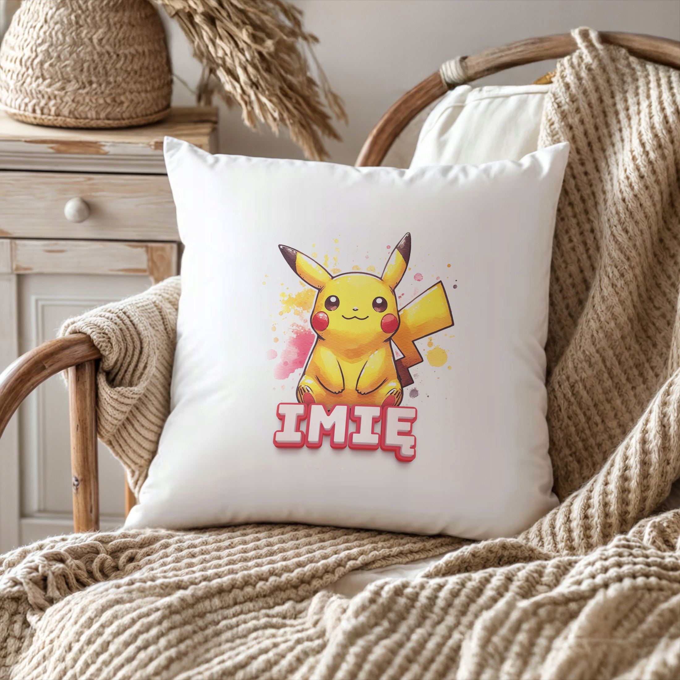 Poduszka 38×38 cm z Imieniem Pikachu Pokemon dla fanów bajki