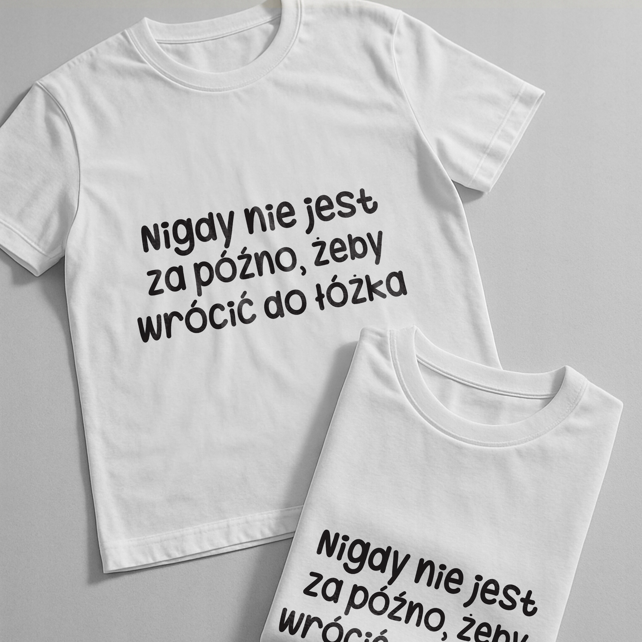 Koszulka biała męska Nigdy Nie Jest Za Późno Zabawny Prezent