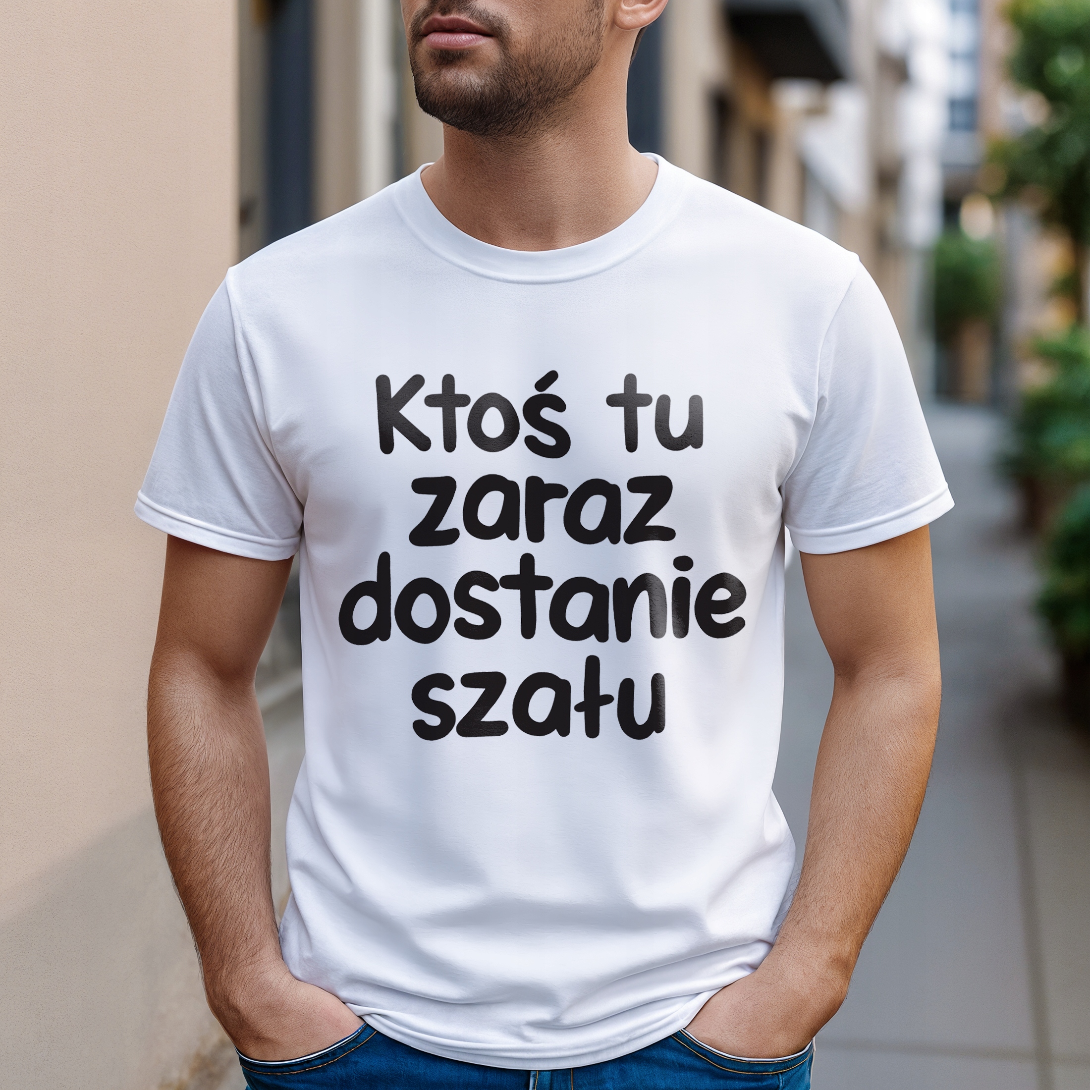 Koszulka biała męska Ktoś Tu Zaraz Dostanie Szału Zabawny Prezent