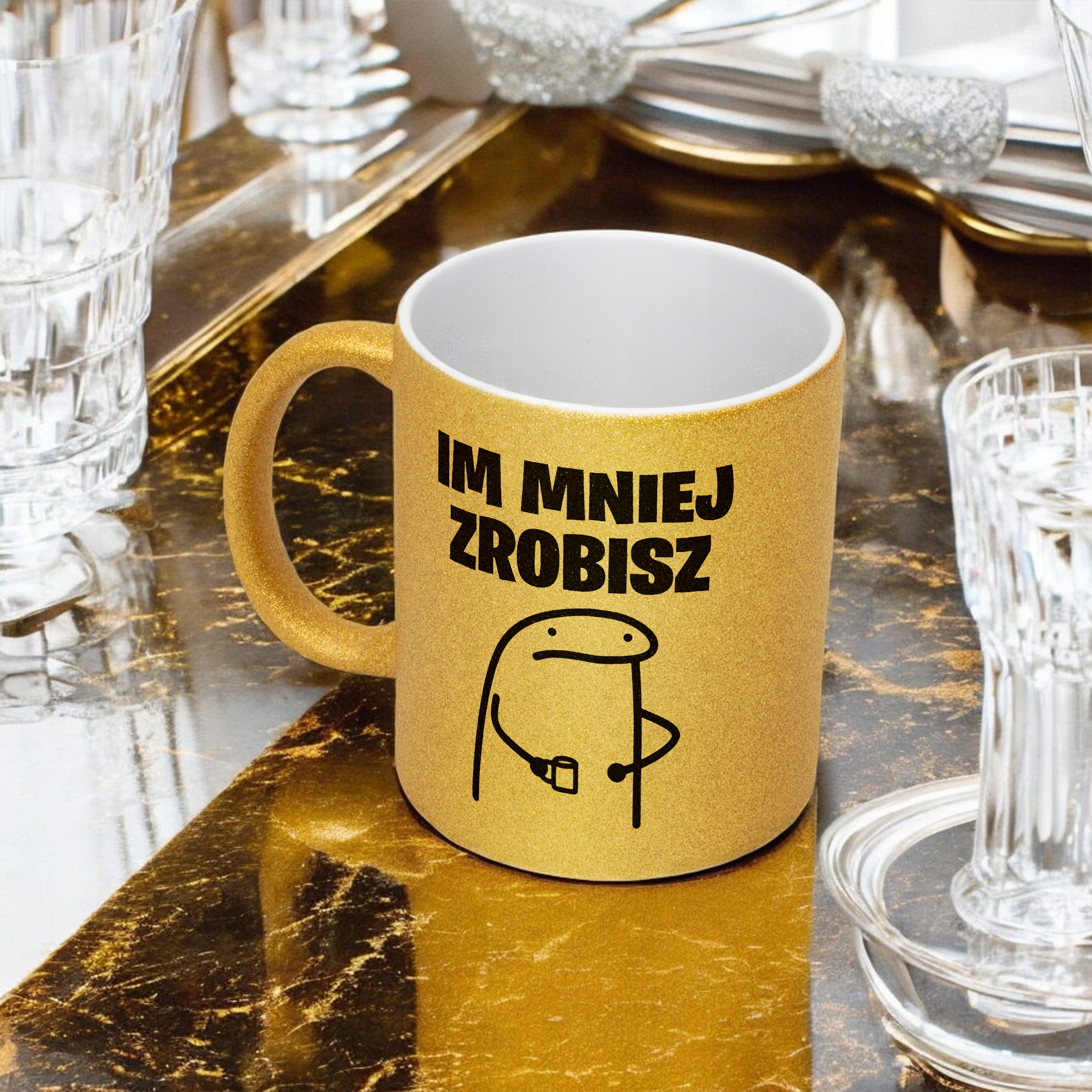 Złoty kubek brokatowy Im Mniej Zrobisz Zabawny Prezent Praca