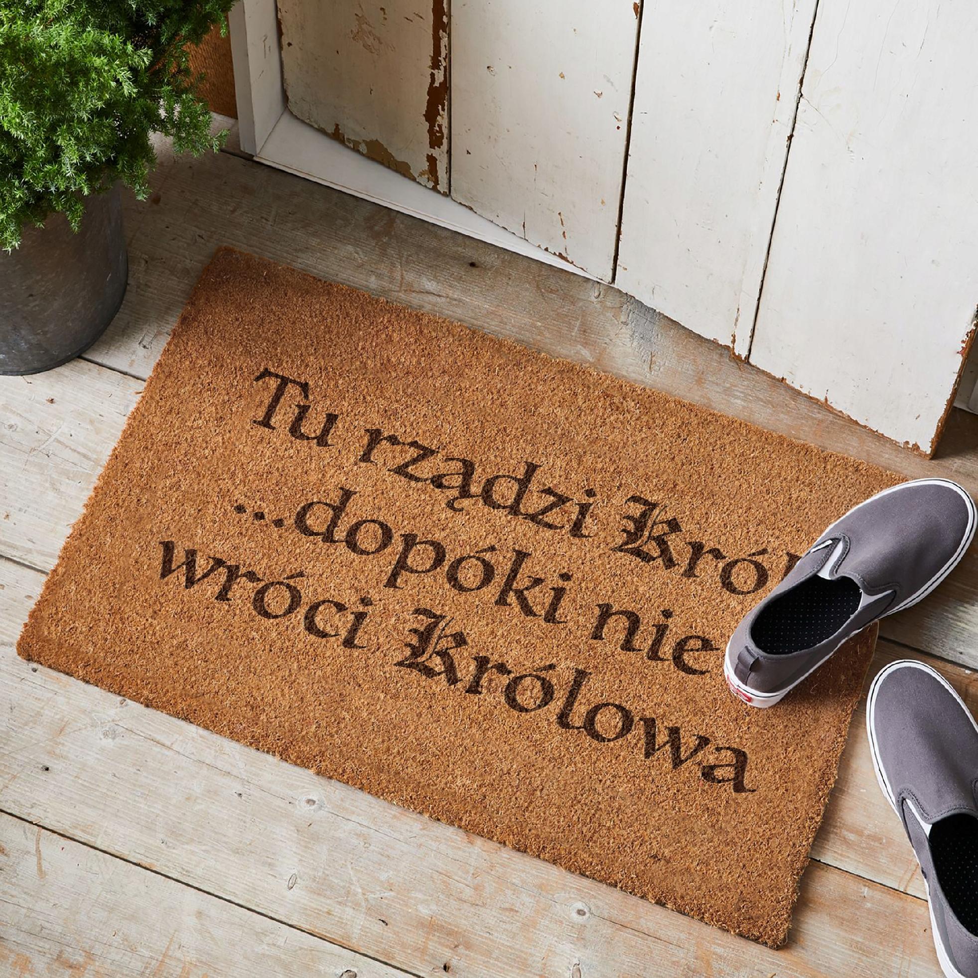 Wycieraczka Tu rządzi król dopóki nie wróci Królowa kokosowa 60×40