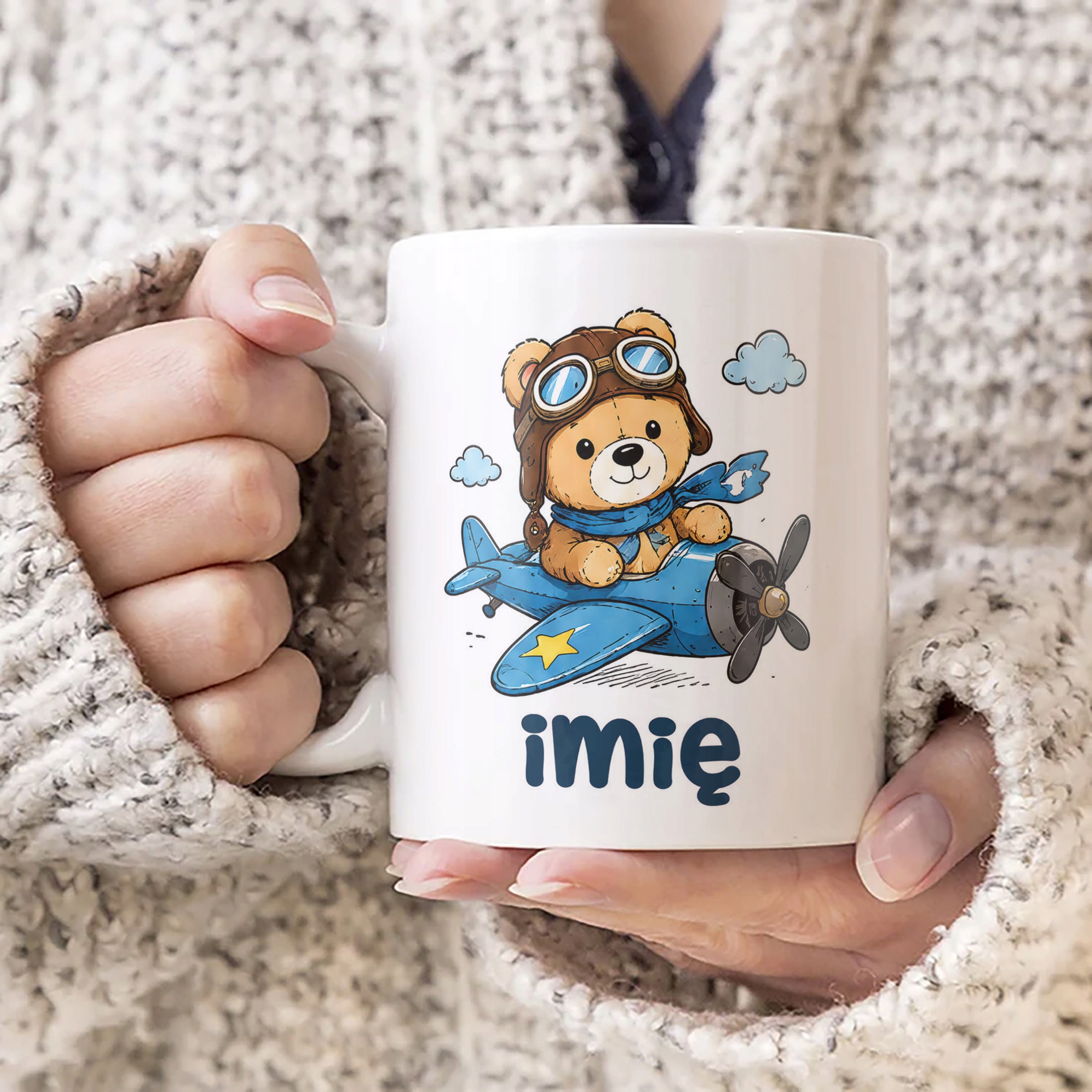 Biały Kubek z nadrukiem personalizowany Uroczy Miś Pilot Dla Dzieci