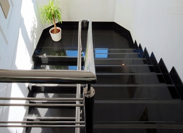 Czarne gładkie błyszczące płytki na schody 100x30 WYSOKI POŁYSK super black