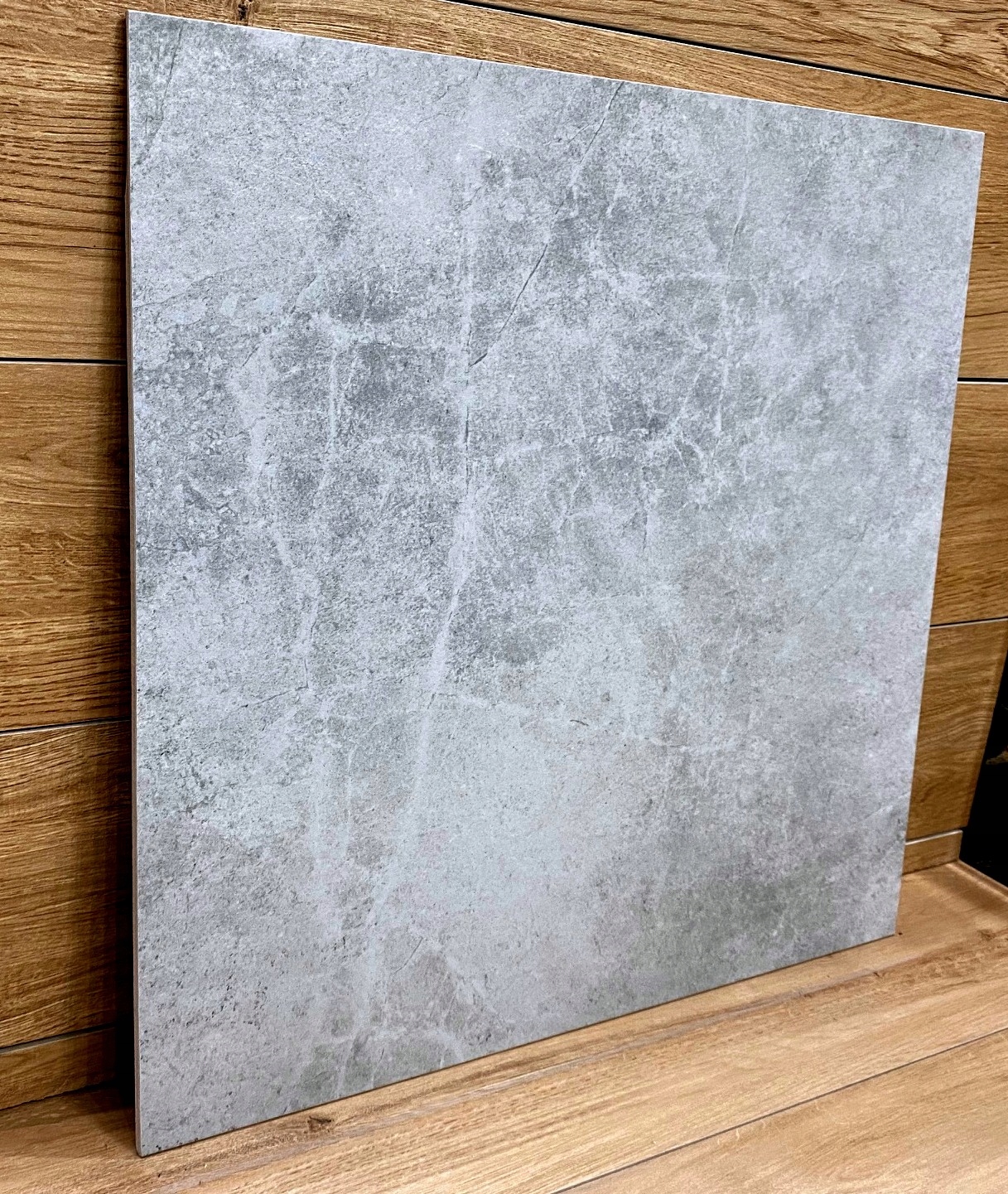 Twardy szary gres 60x60 ze strukturą atest R11