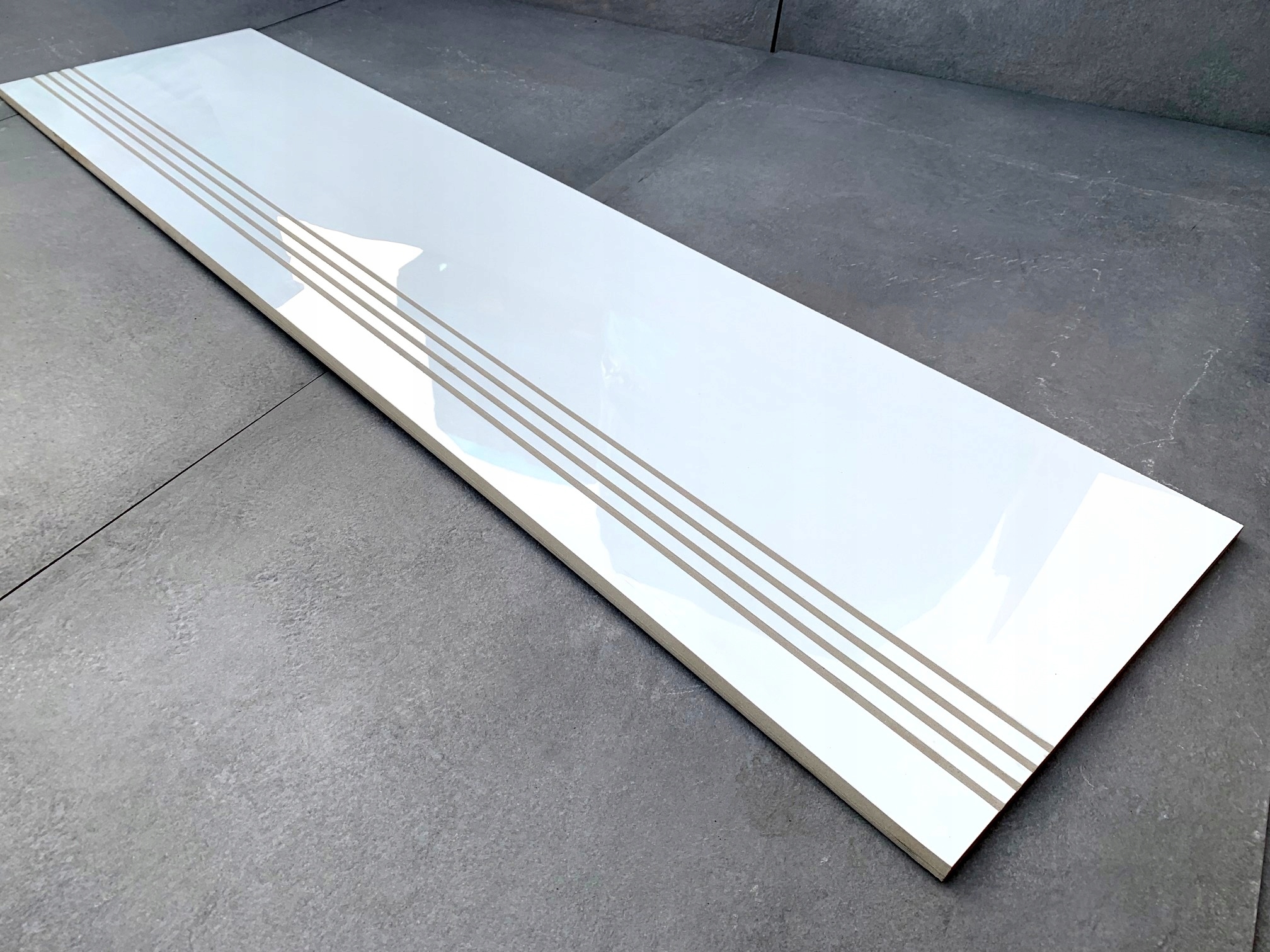 GŁADKIE BIAŁE PŁYTKI NA SCHODY 120x30 WYSOKI POLER