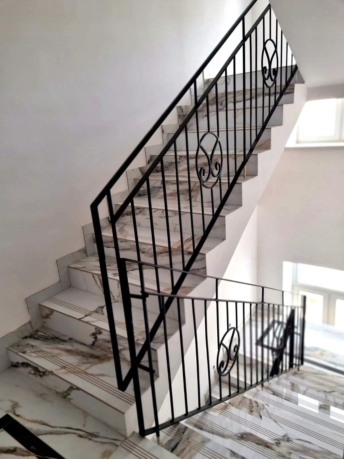 Schody z marmuru gres WYSOKI POLER 120x30 Calacata