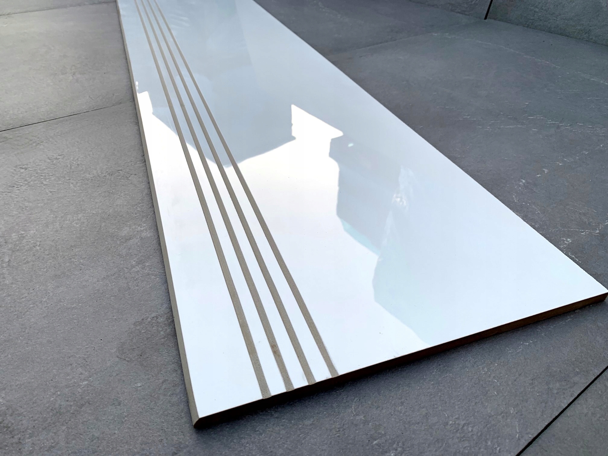 GŁADKIE BIAŁE PŁYTKI NA SCHODY 120x30 WYSOKI POLER