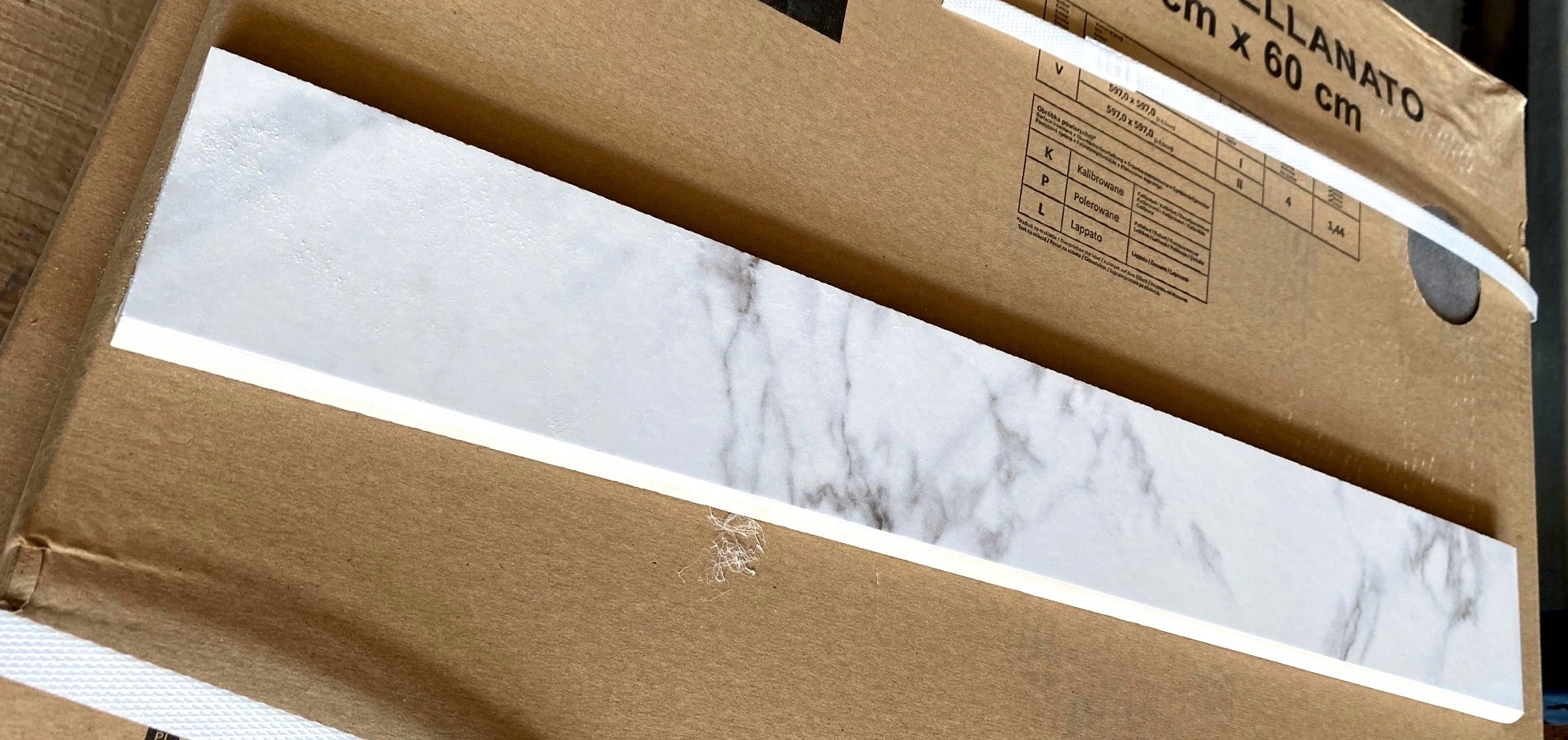 Biały cokół 60 cm z płytek marmur calacatta