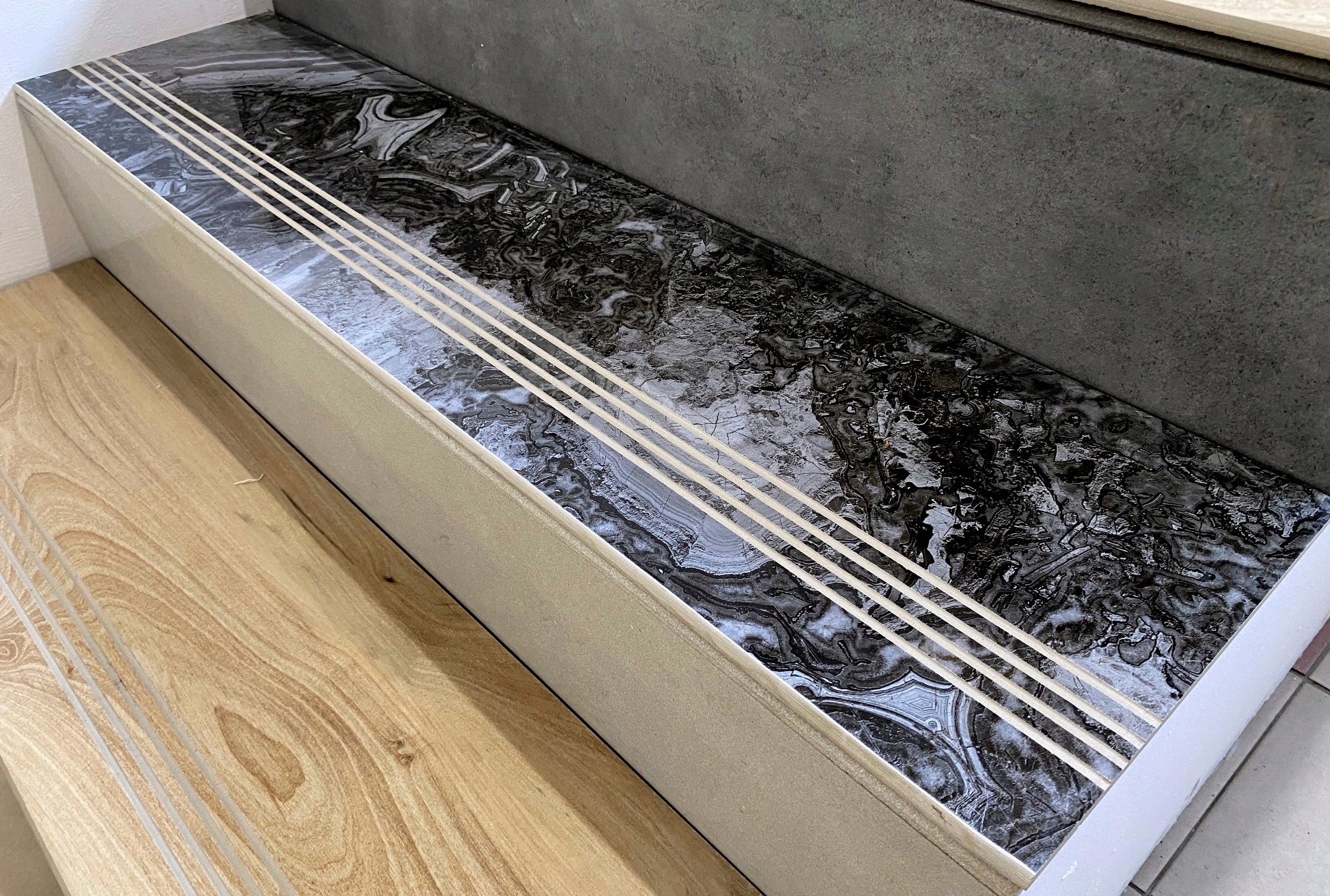 Schody z kamienia gres GRAFIT WYSOKI POŁYSK 100x30