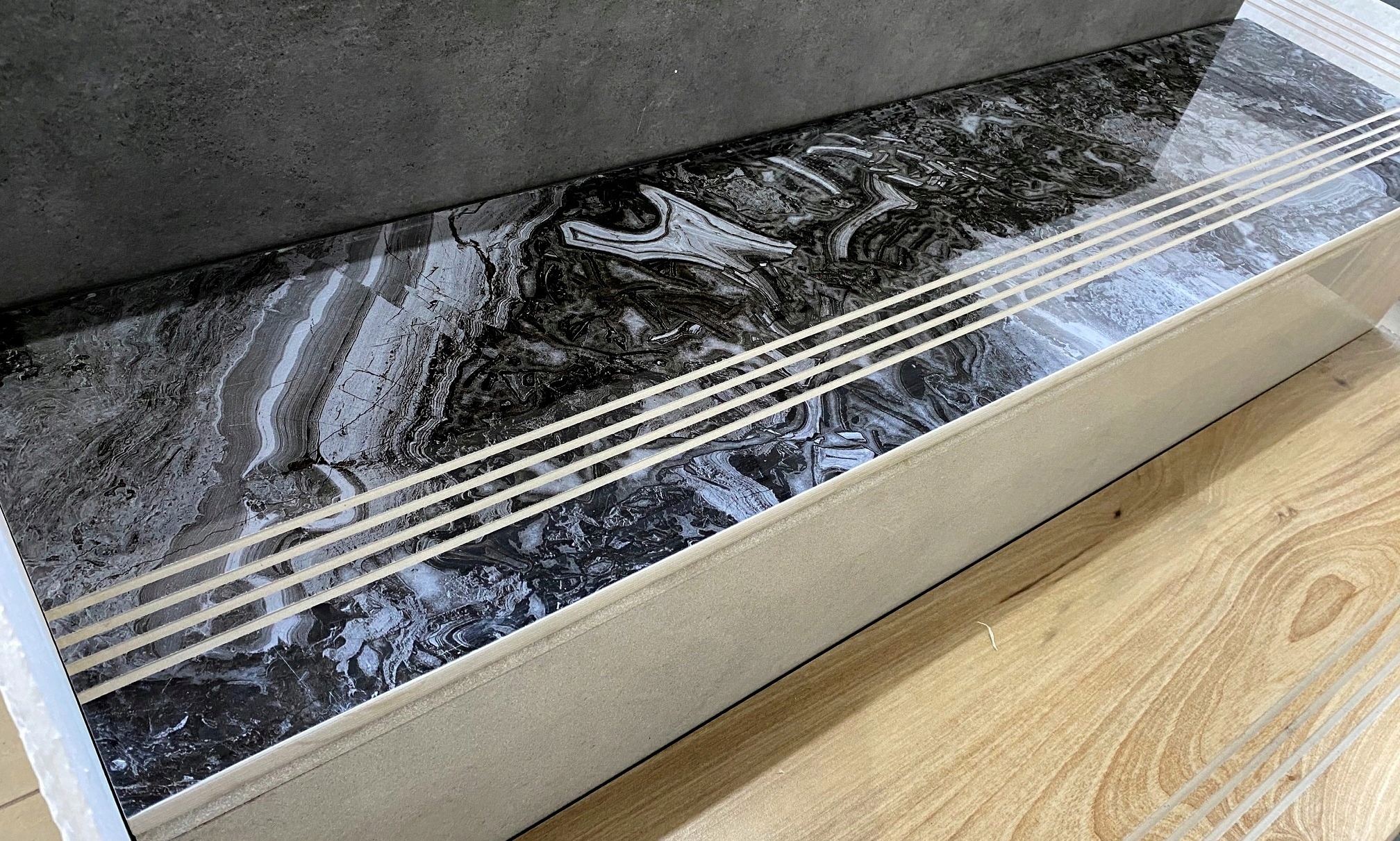 Schody z kamienia gres GRAFIT WYSOKI POŁYSK 100x30