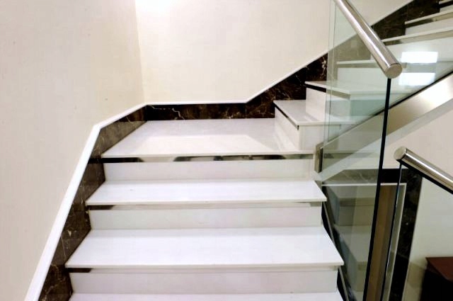 Schody z białego marmuru 120X30 SREBRNA LISTWA