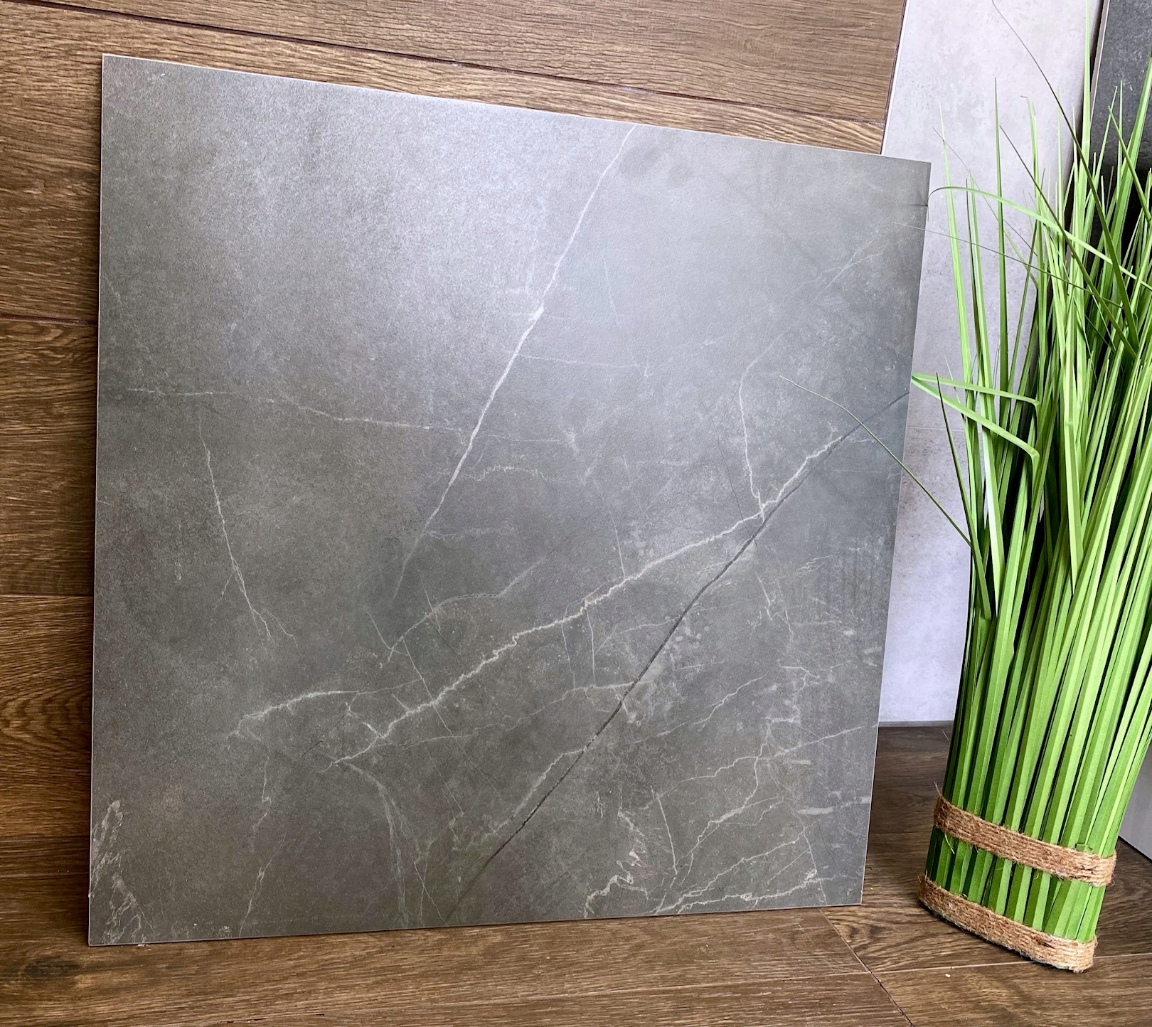 Ciemny grafitowy gres 60x60 - podbarwiony w masie