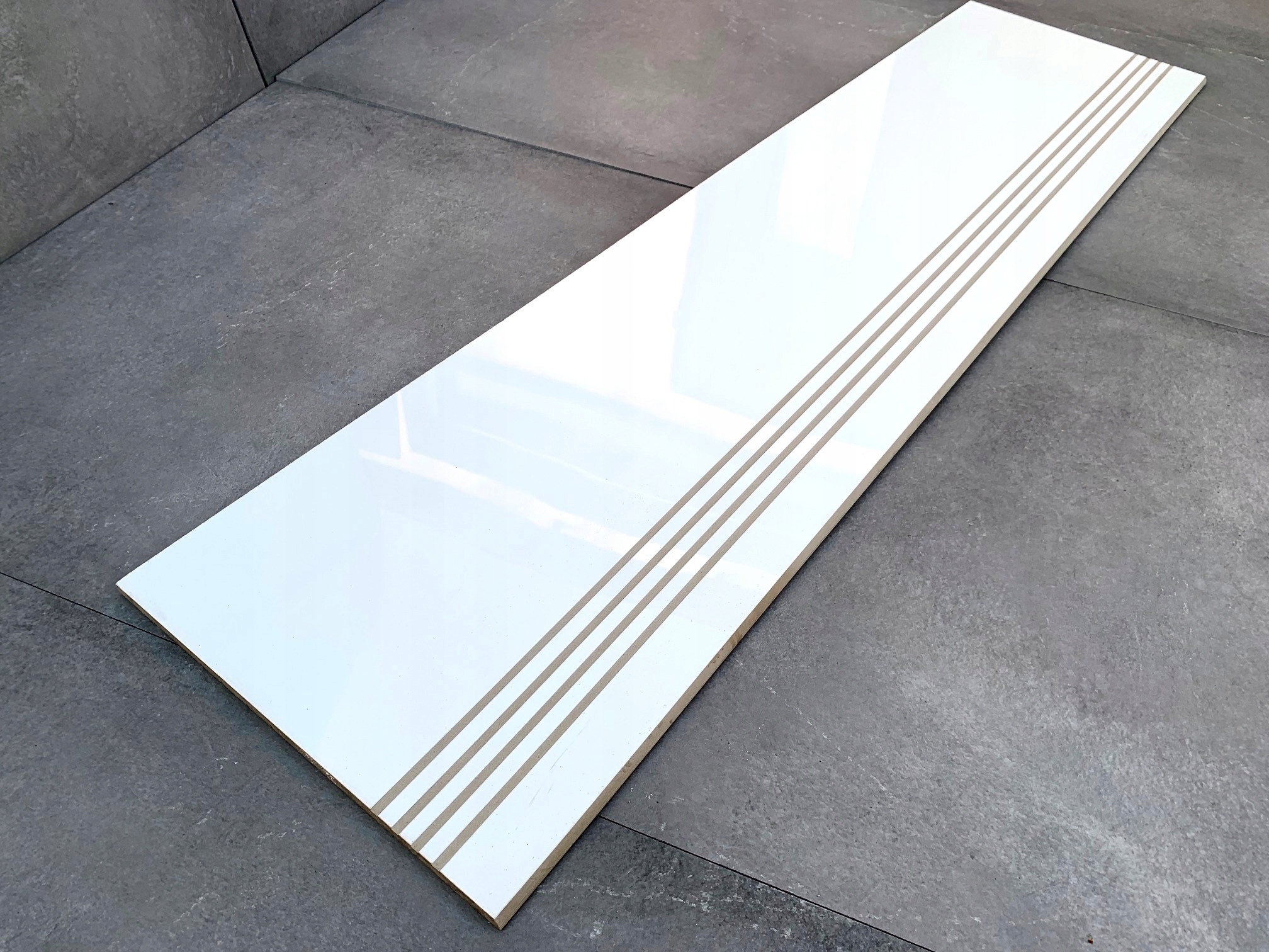 GŁADKIE BIAŁE PŁYTKI NA SCHODY 120x30 WYSOKI POLER