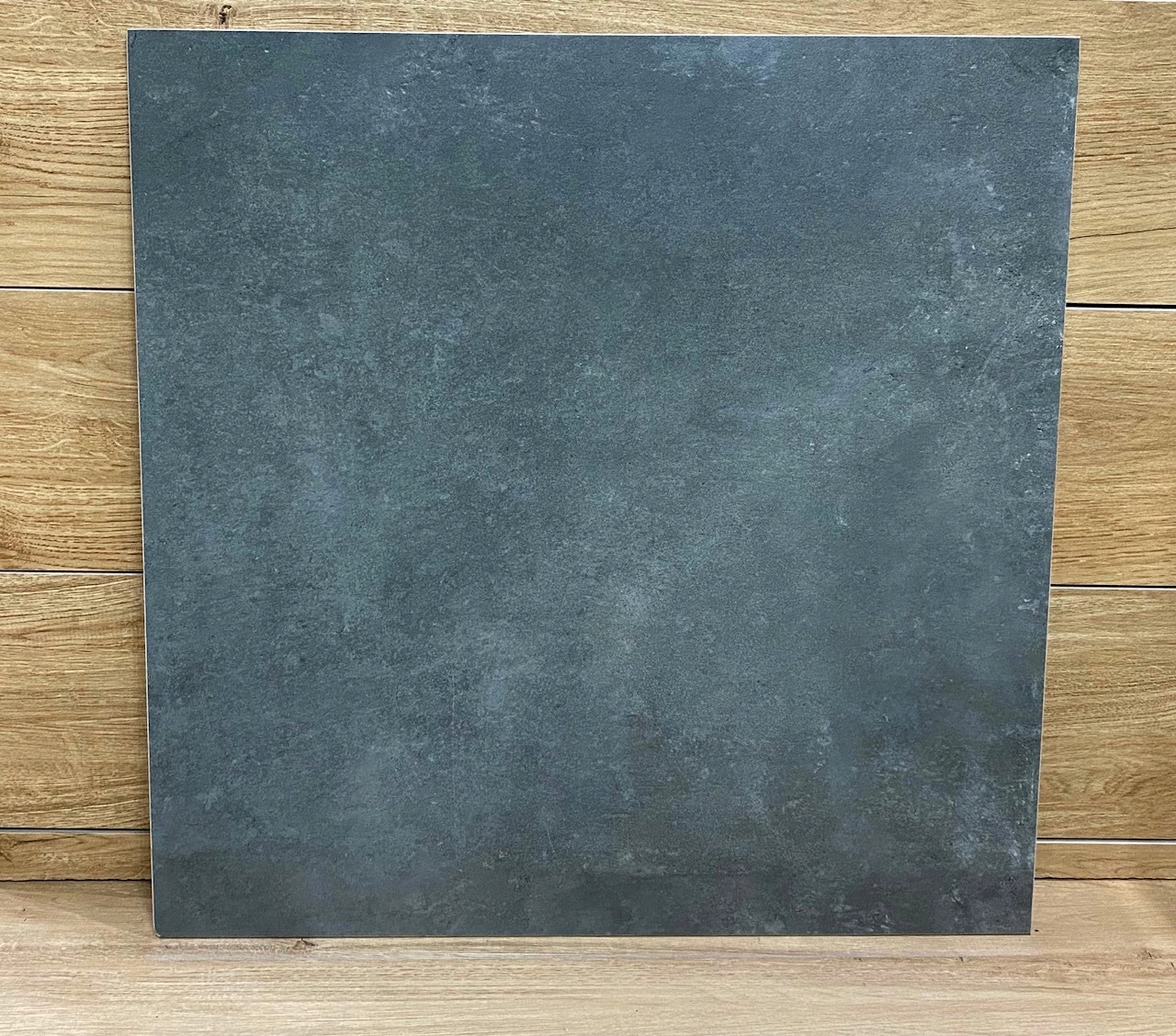 Twardy pogrubiony grafitowy gres 60x60 jak kamień