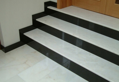 Czarny podstopień do schodów 17cm WYSOKI POŁYSK