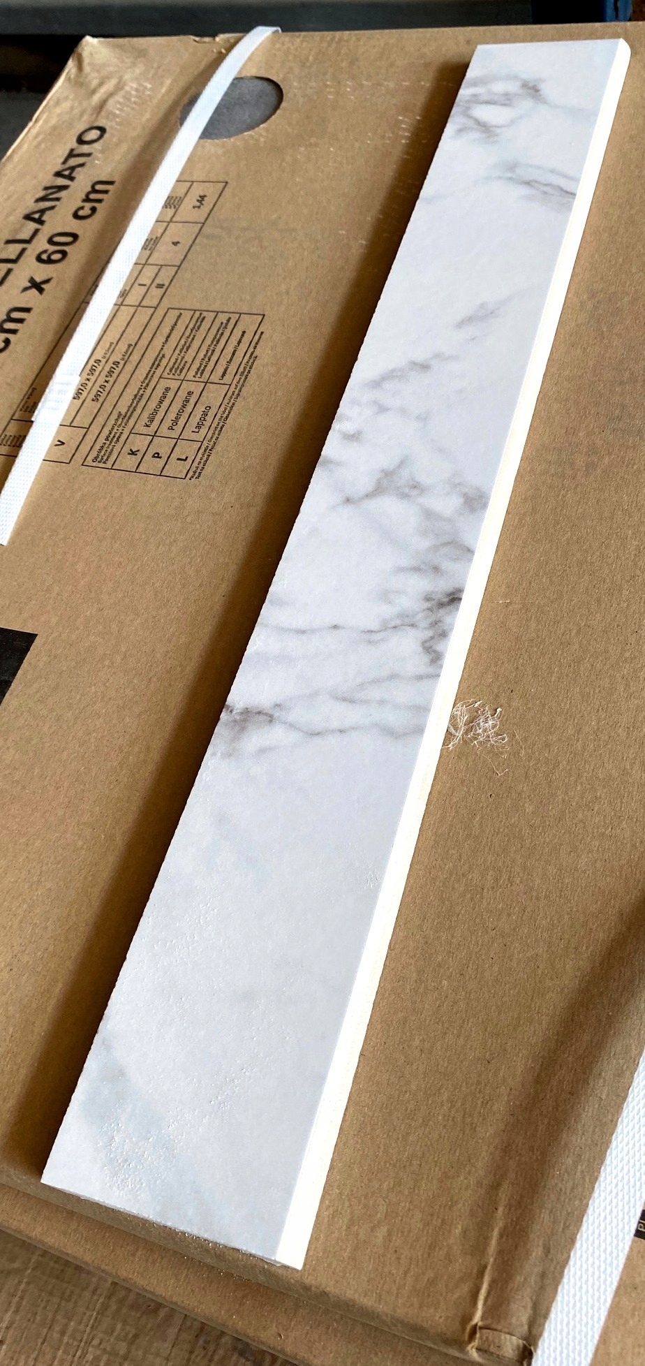 Biały cokół 60 cm z płytek marmur calacatta