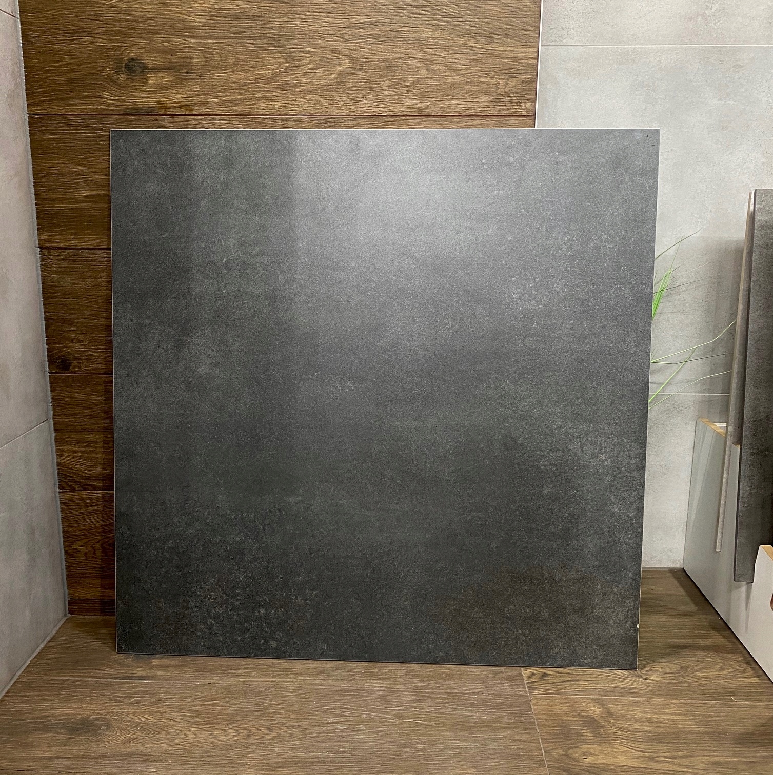 Ciemny grafitowy gres 80x80 - podbarwiony w masie