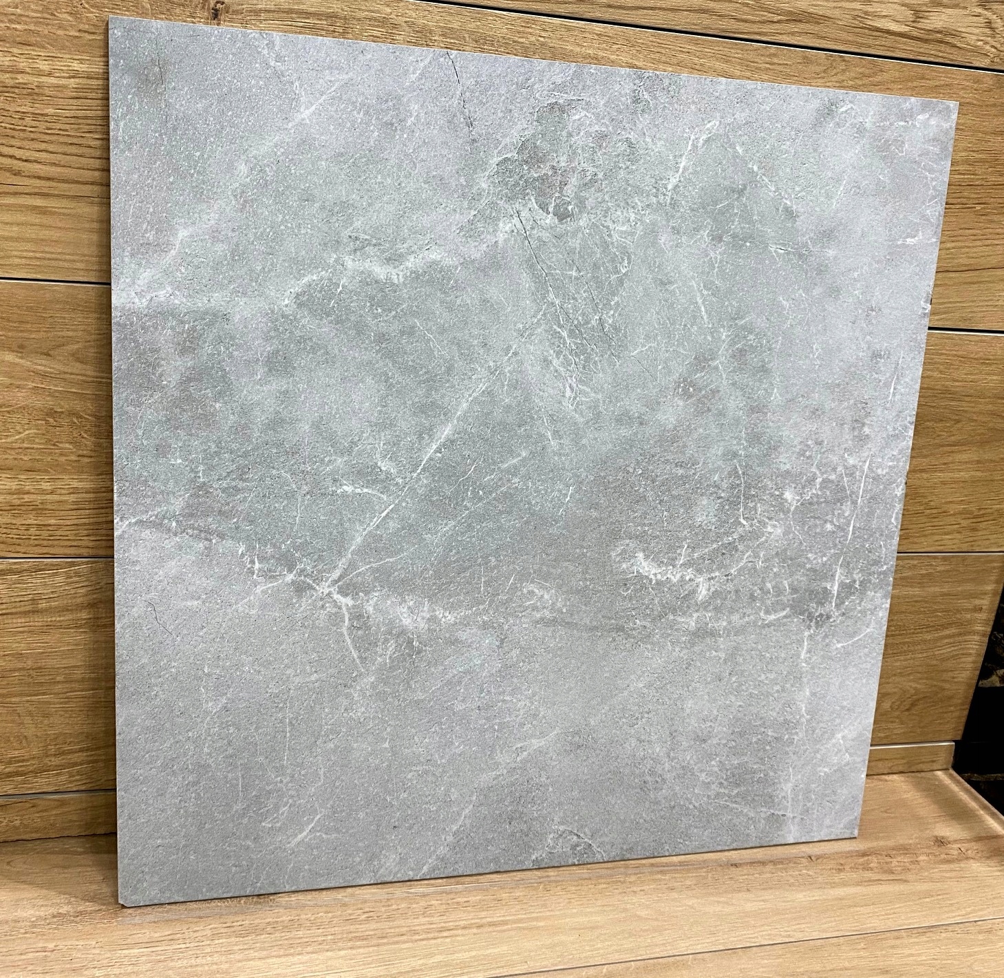 Twardy duży pogrubiony szary gres 80x80 jak kamień