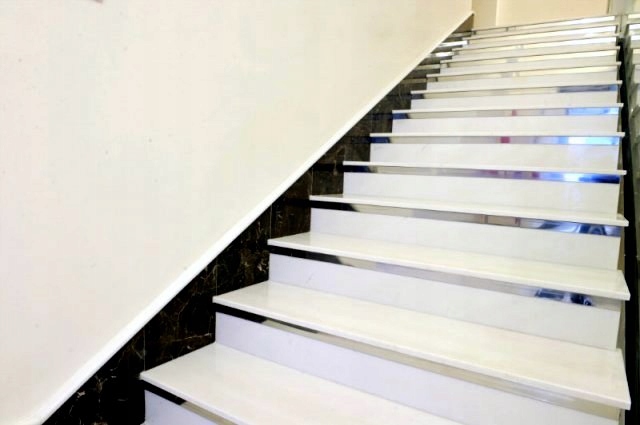 Schody z białego marmuru 120X30 SREBRNA LISTWA