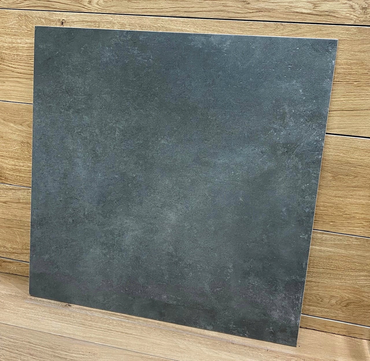 Twardy pogrubiony grafitowy gres 60x60 jak kamień