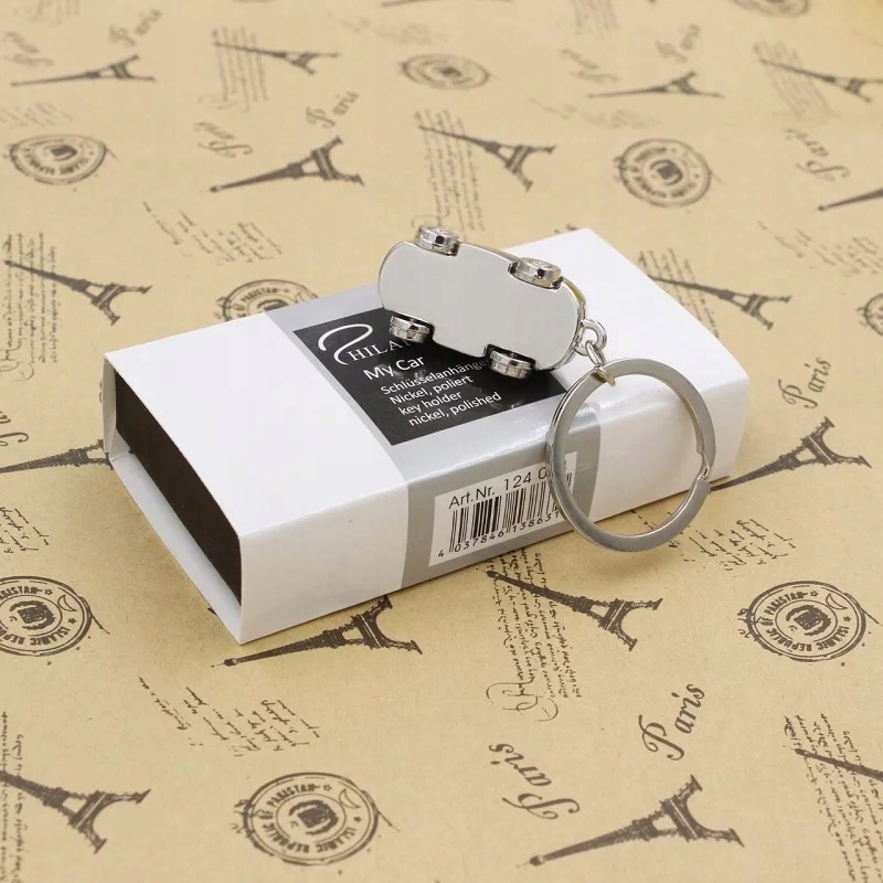 Brelok Samochodzik Cars Srebrny Tuning Ozdoba Breloczek do kluczy Zawieszka