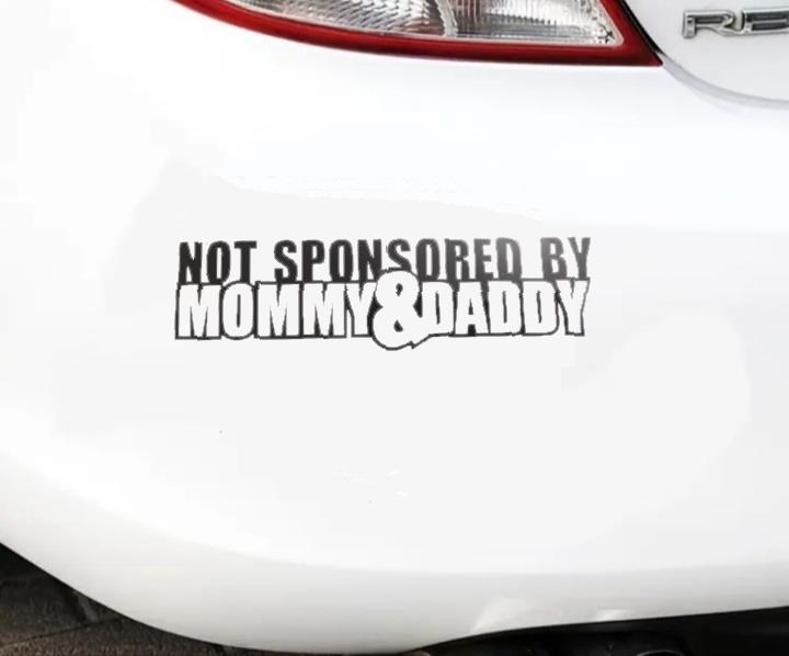 Naklejka na Samochód Nie sponsorowane przez Mamę i Tatę ! Mami synek Pizduś