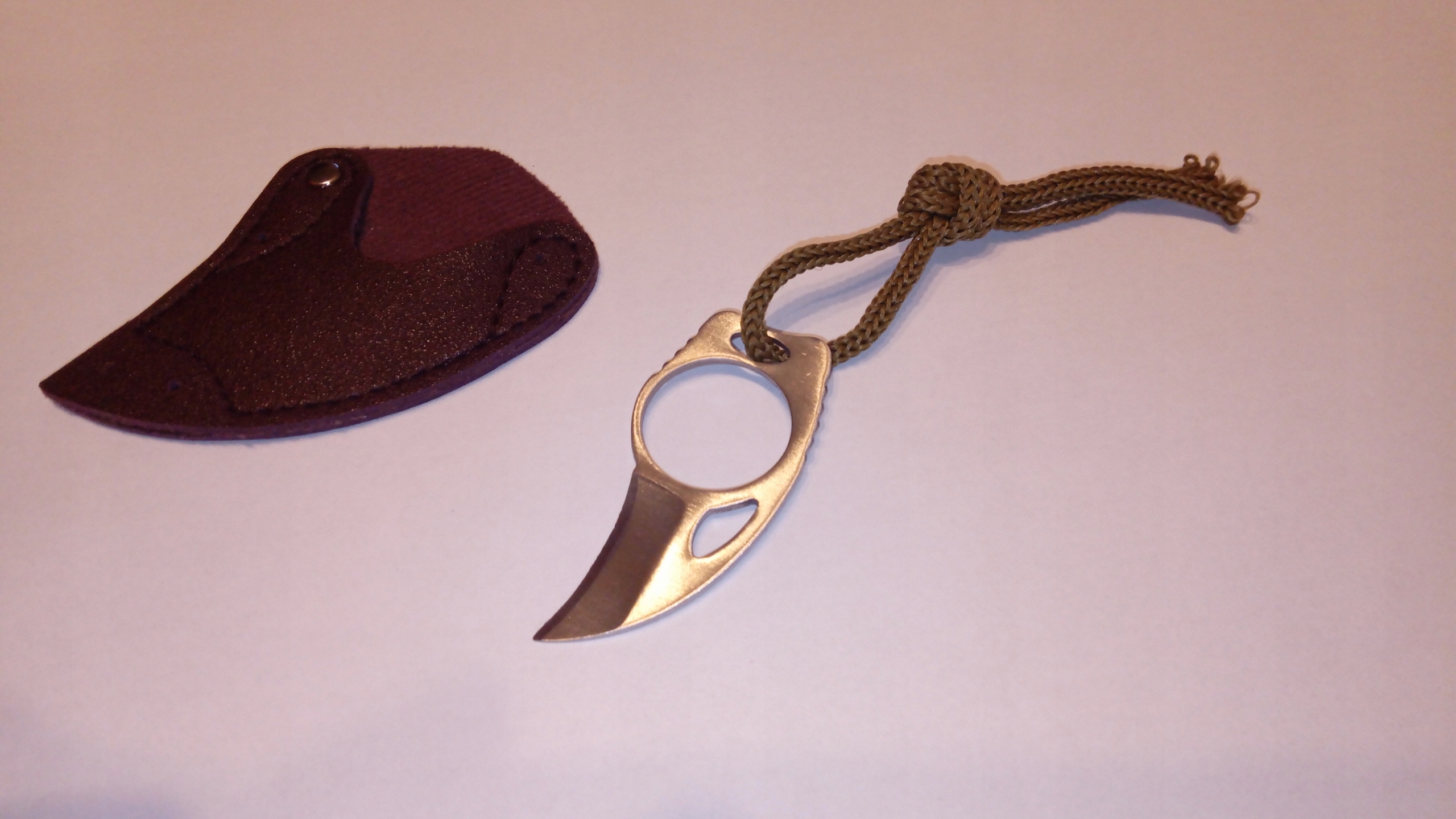 Pazur, nozyk z futerałem kieszonkowy, EDC survival