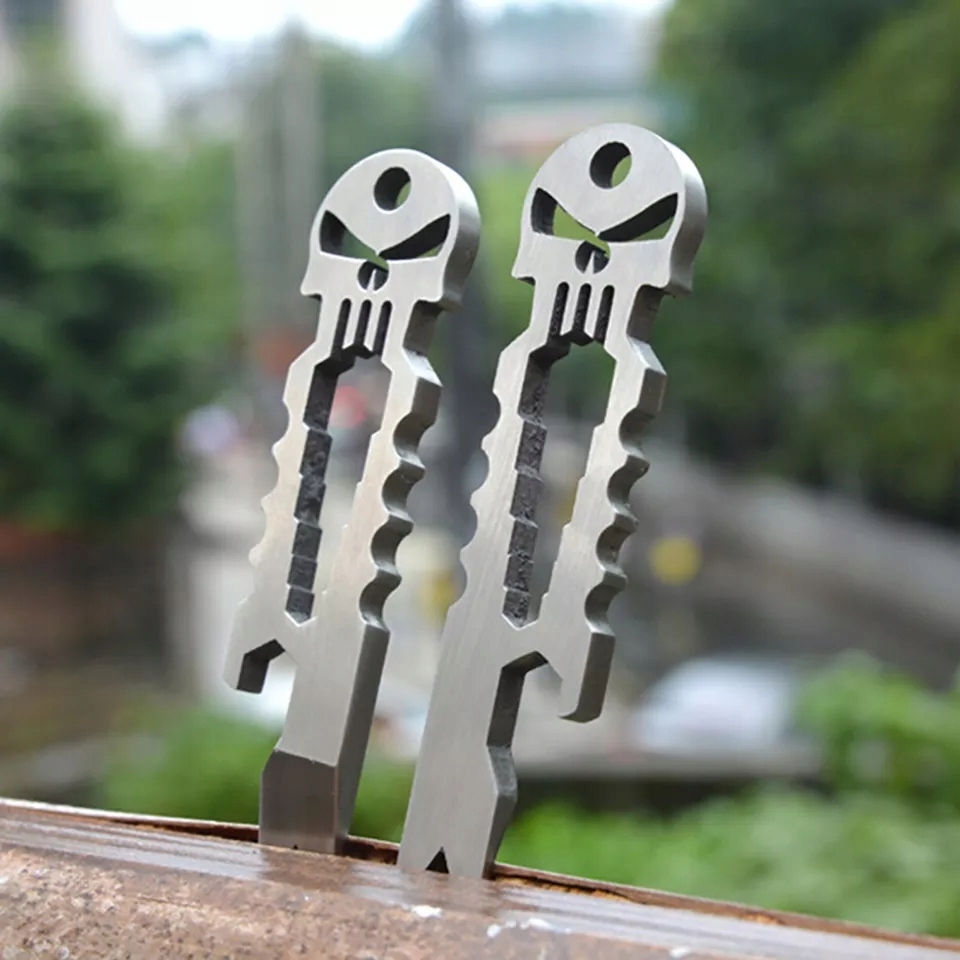 Breloczek do kluczy Czaszka Punisher Multitool Silver Mściciel Symbol Łomik