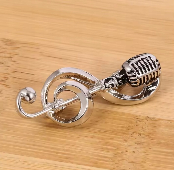 Broszka Pin Nuta Przypinka Mikrofon z Kluczem Wioliniowym Artysta Music