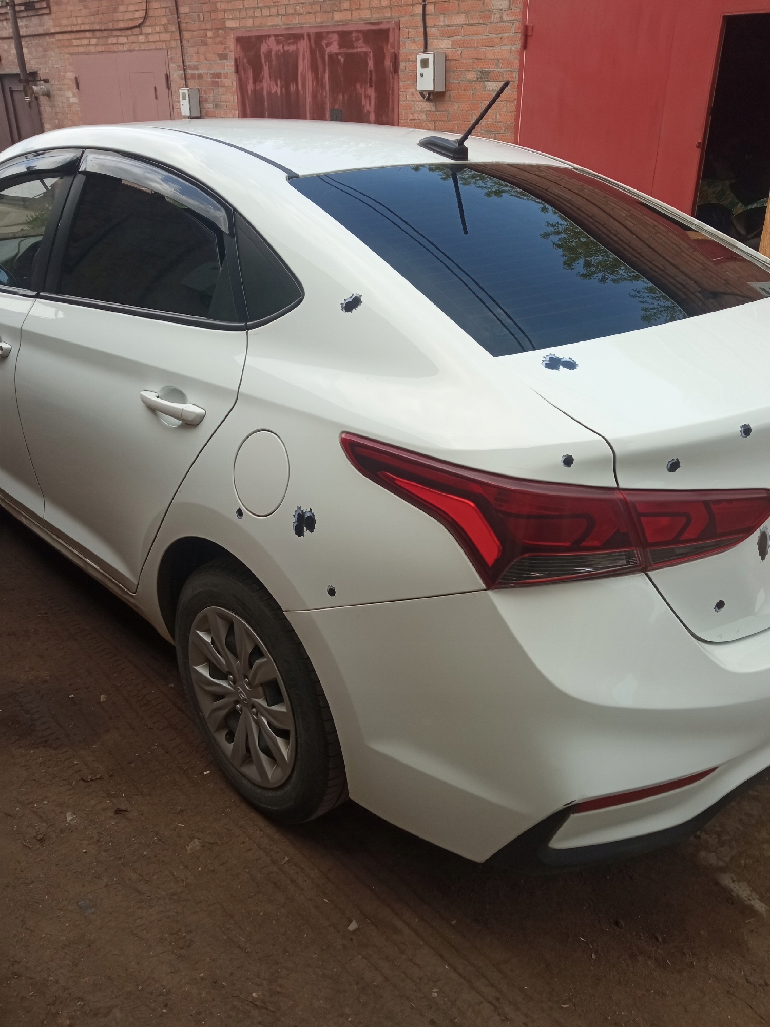 Naklejka 3D samochód dziury po kulach zadrapanie pazury auto tuning krecha