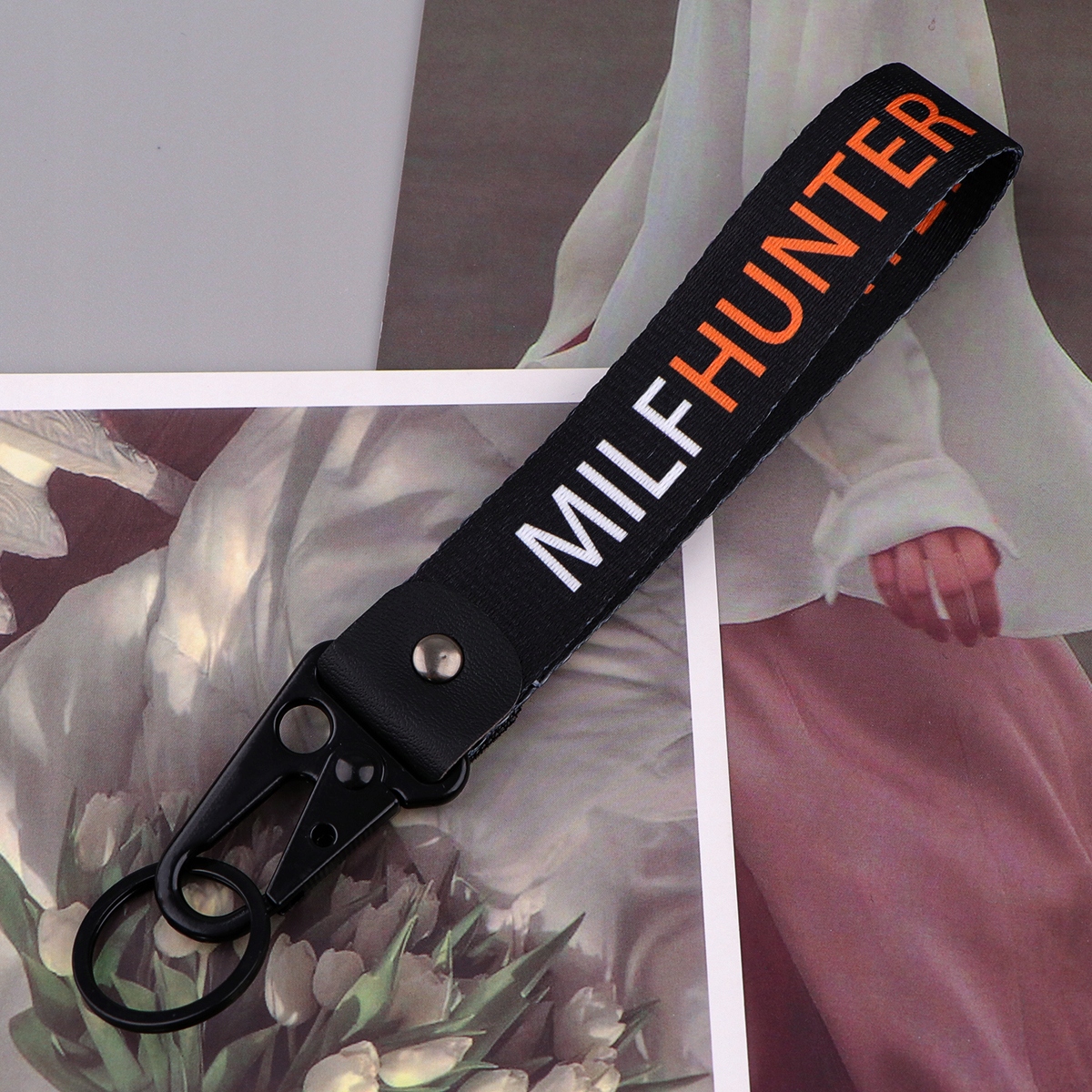 Breloczek Tasiemka Milf Hunter Łowca Mamusiek Jebaka Brelok Gadżet Symbol