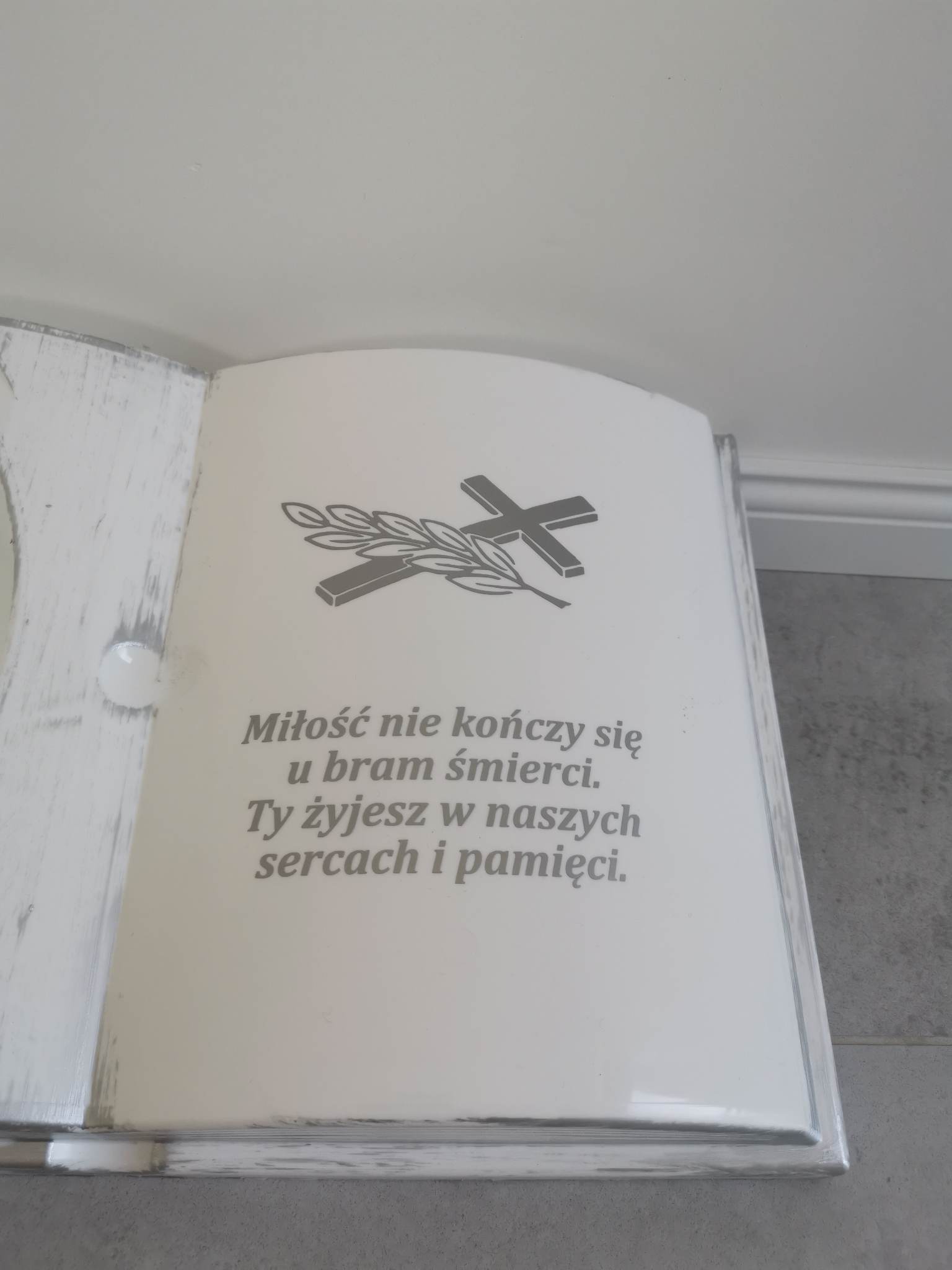KSIĘGA na grób Podkład do stroików sztucznych Biała ze srebrnym
