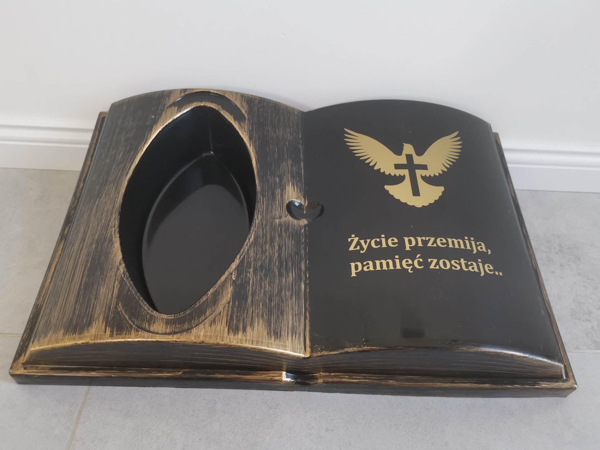 KSIĘGA na grób Podkład do stroików sztucznych Czarna ze złotym z doniczką