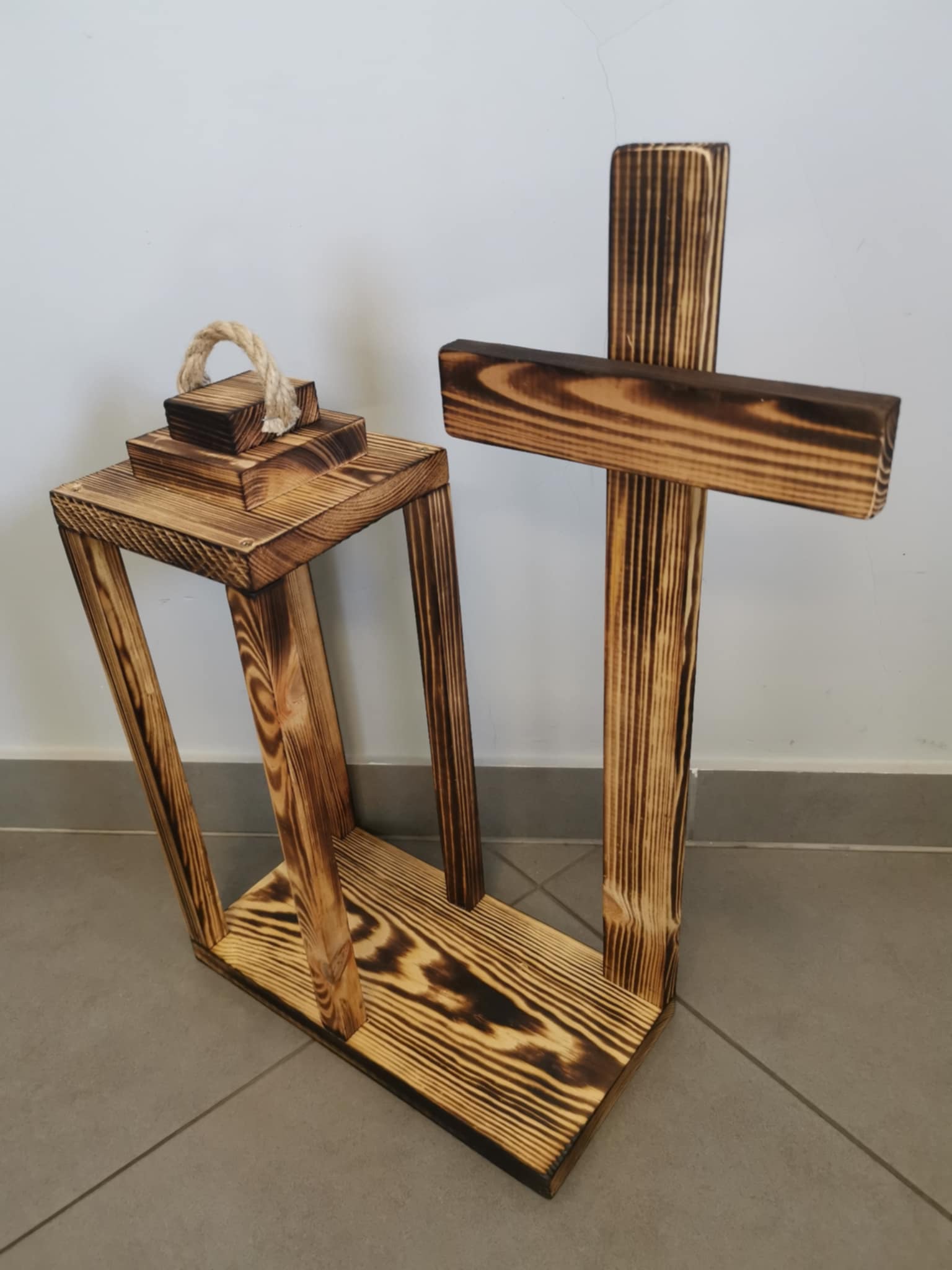 Lampion drewniany z podstawą i dużym Krzyżem 40cm Baza pod stroik Dekor nr7