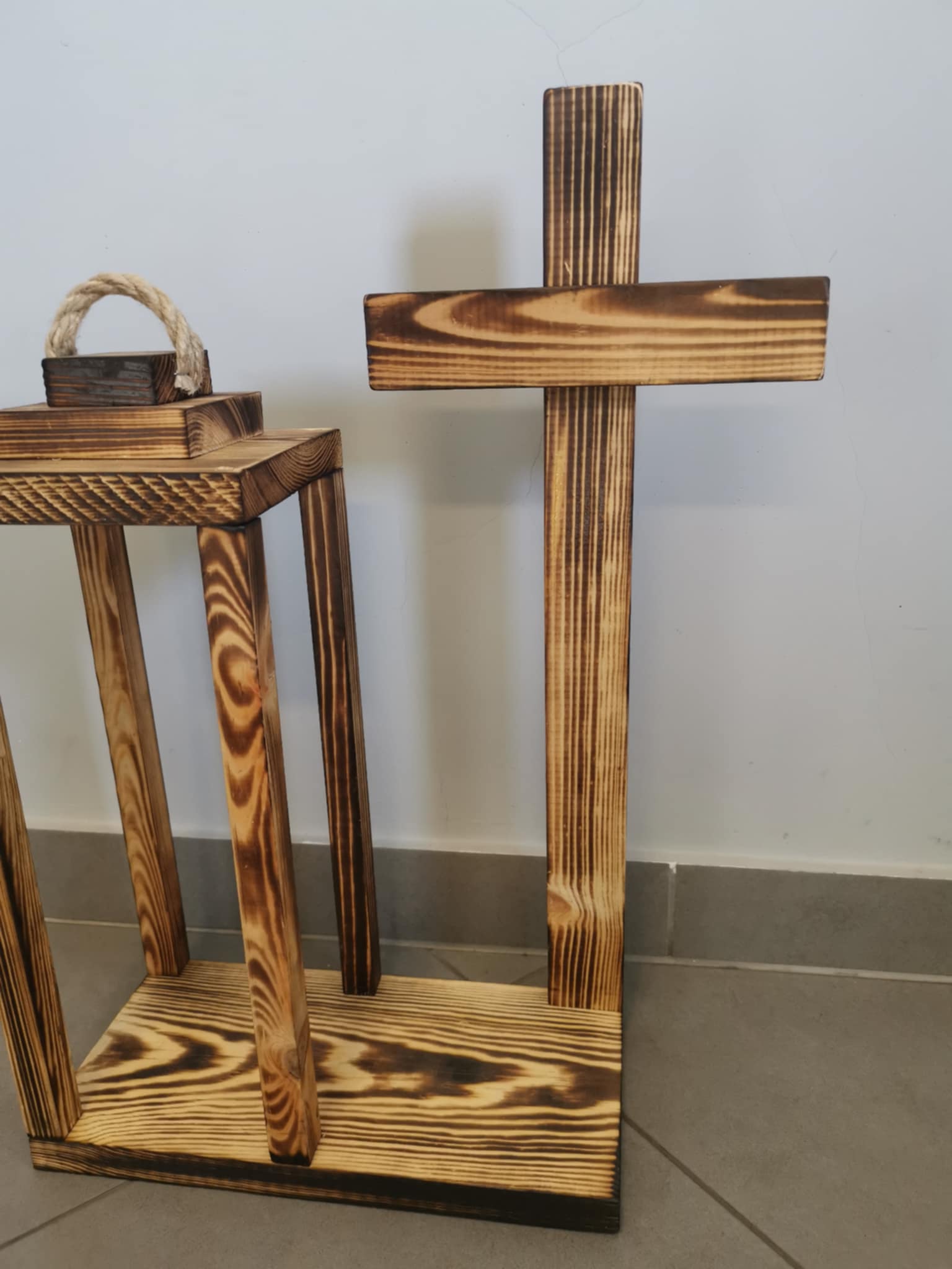 Lampion drewniany z podstawą i dużym Krzyżem 40cm Baza pod stroik Dekor nr7