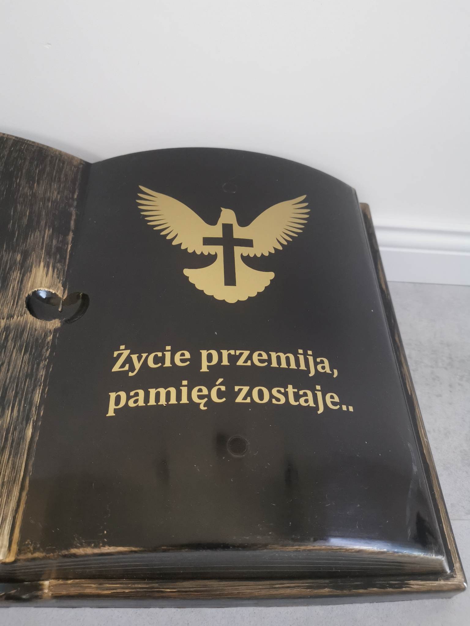 KSIĘGA na grób Podkład do stroików sztucznych Czarna ze złotym z doniczką