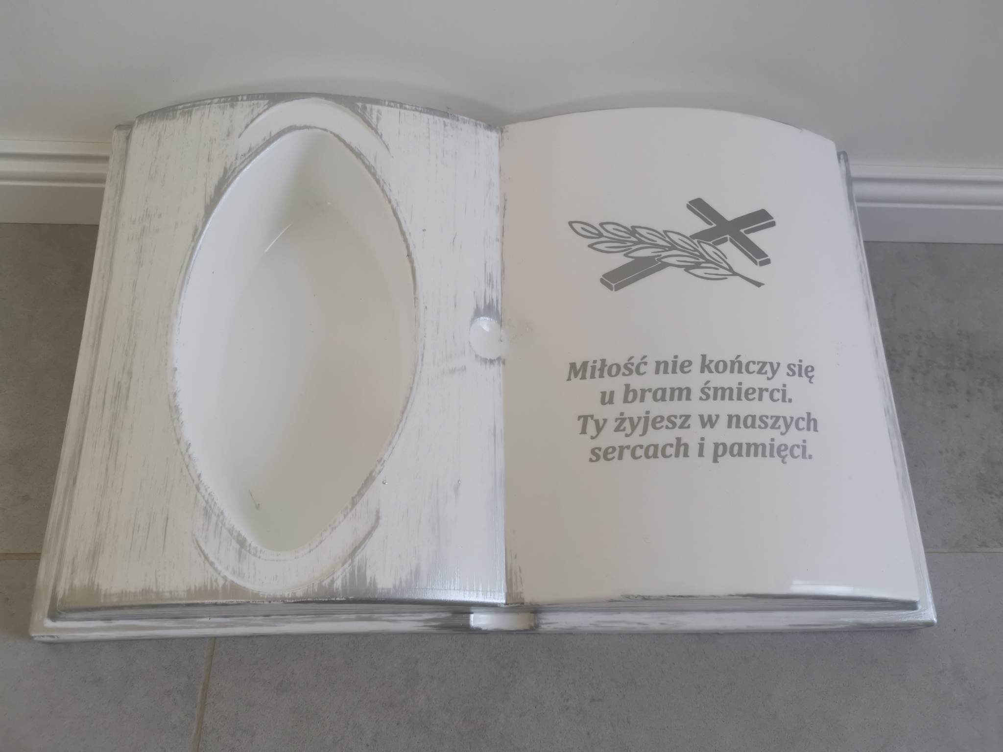 KSIĘGA na grób Podkład do stroików sztucznych Biała ze srebrnym z doniczką