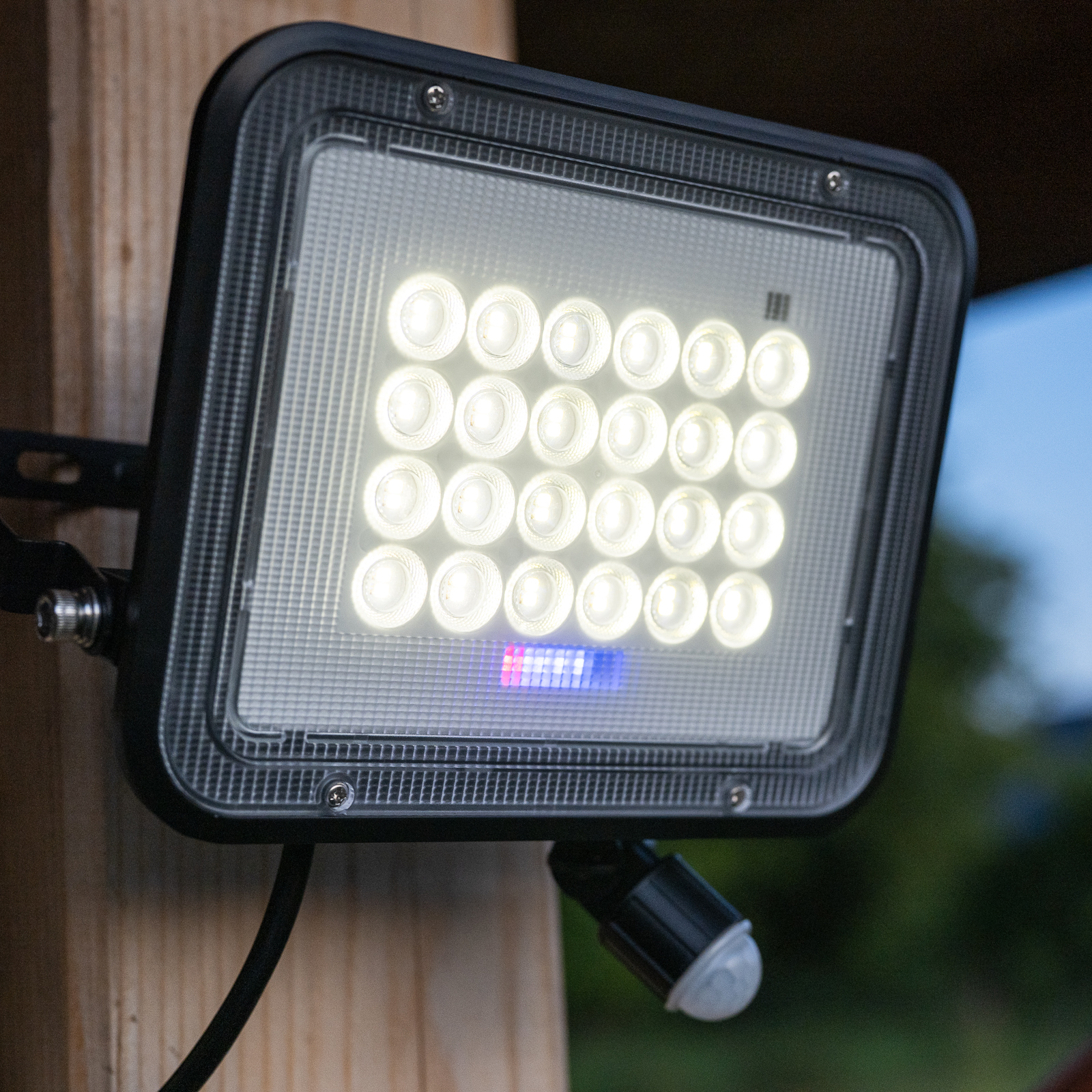 Naświetlacz Solarny LED Halogen 100W Lampa Ogrodowa 4000K IP65 Czujnik Ruchu PIR + Pilot FULGOR LUMILED - trzecia cecha produktu