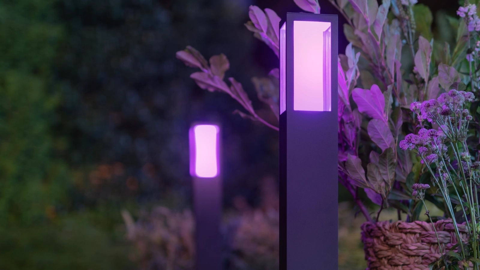 Lampa Ogrodowa LED SŁUPEK Zewnętrzna 77cm 15.8W IP44 White and Color Ambiance RGB + TW Czarna Inteligentna Smart Zigbee Bluetooth Impress Philips Hue - pierwsza cecha produktu