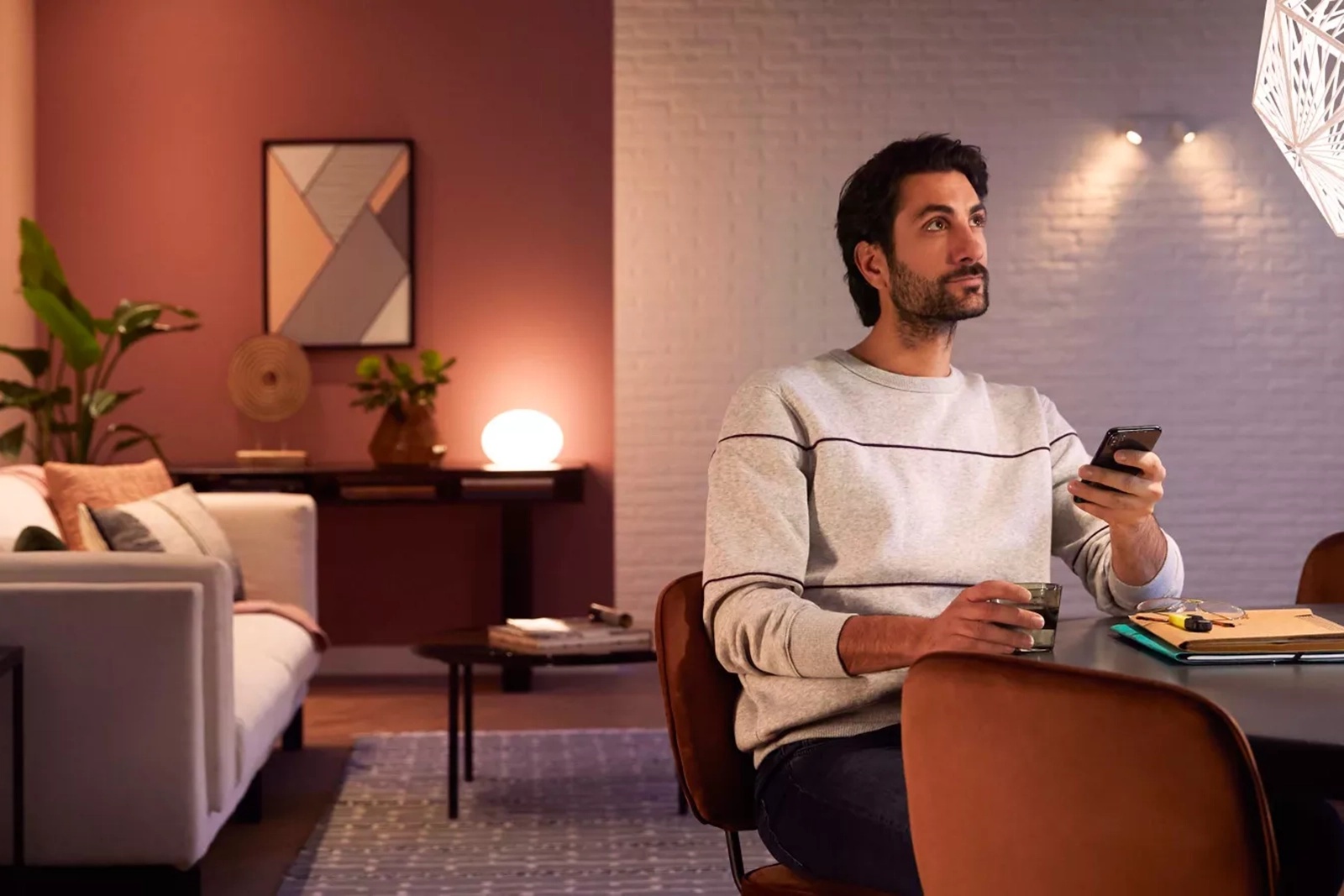 Lampka Biurkowa LED Nocna 7.3W 500lm IP20 White and Color Ambiance RGB + TW Biała Inteligentna SMART Zigbee Bluetooth Bloom Philips HUE - trzecia cecha produktu