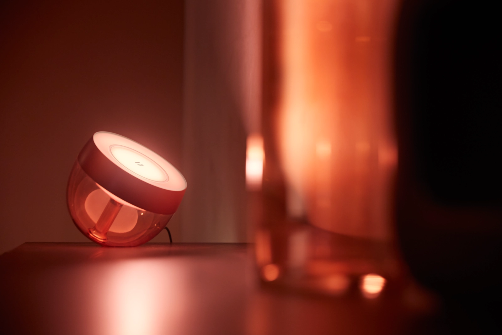 Lampka Biurkowa LED Nocna 8.2W 570lm IP20 White and Color Ambiance RGB + TW Miedziana Inteligentna SMART Zigbee Bluetooth Iris Philips HUE - pierwsza cecha produktu