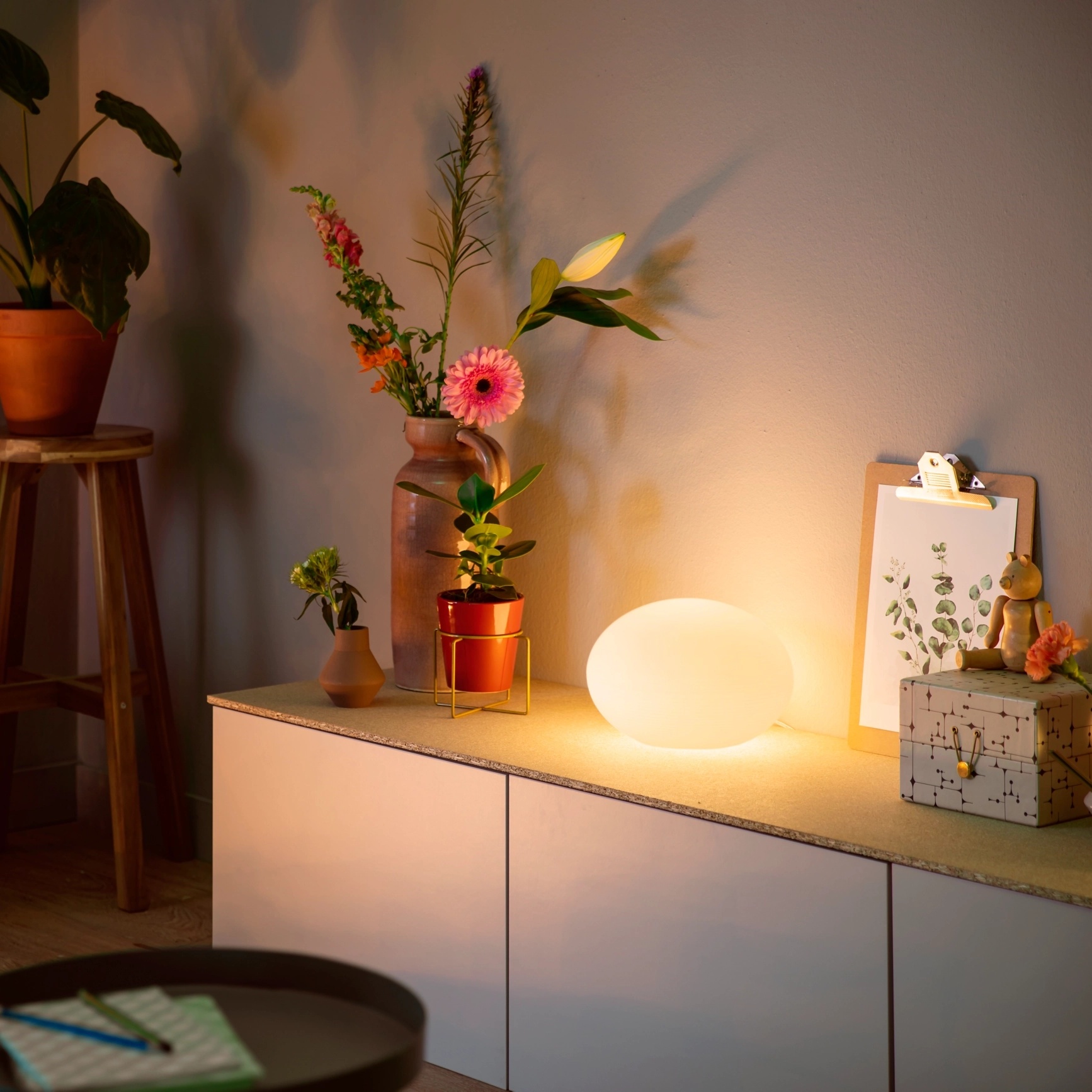 Lampka Biurkowa LED Nocna 9.5W 800lm IP20 White and Color Ambiance RGB + TW Biała Inteligentna SMART Zigbee Bluetooth Flourish Philips HUE - obszar zastosowań