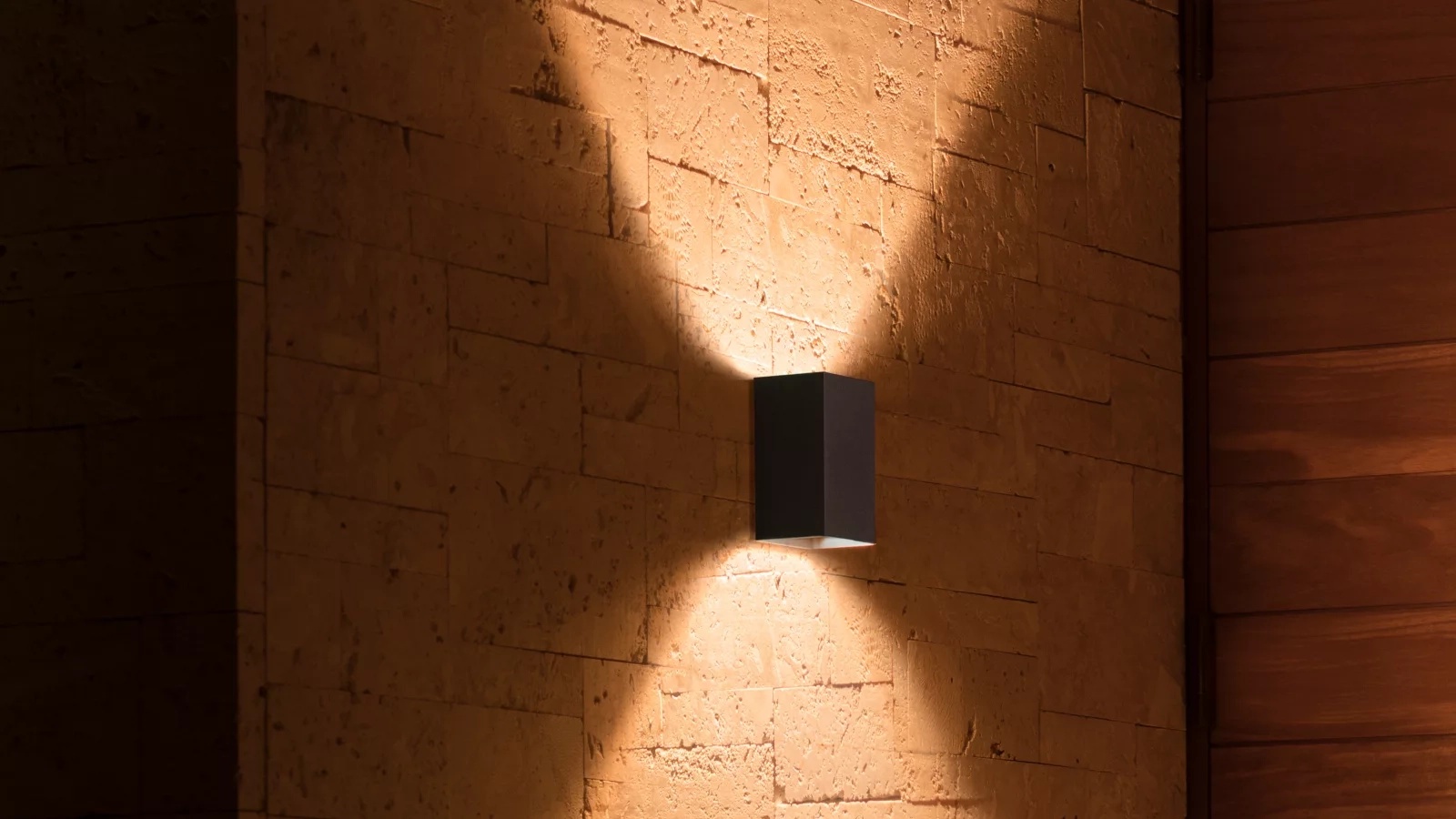 Kinkiet Ogrodowy LED Lampa Zewnętrzna Elewacyjna 15.8W 1180lm IP44 White and Color Ambiance RGB + TW Czarna Inteligentna SMART Zigbee Bluetooth Resonate Philips HUE - druga cecha produktu