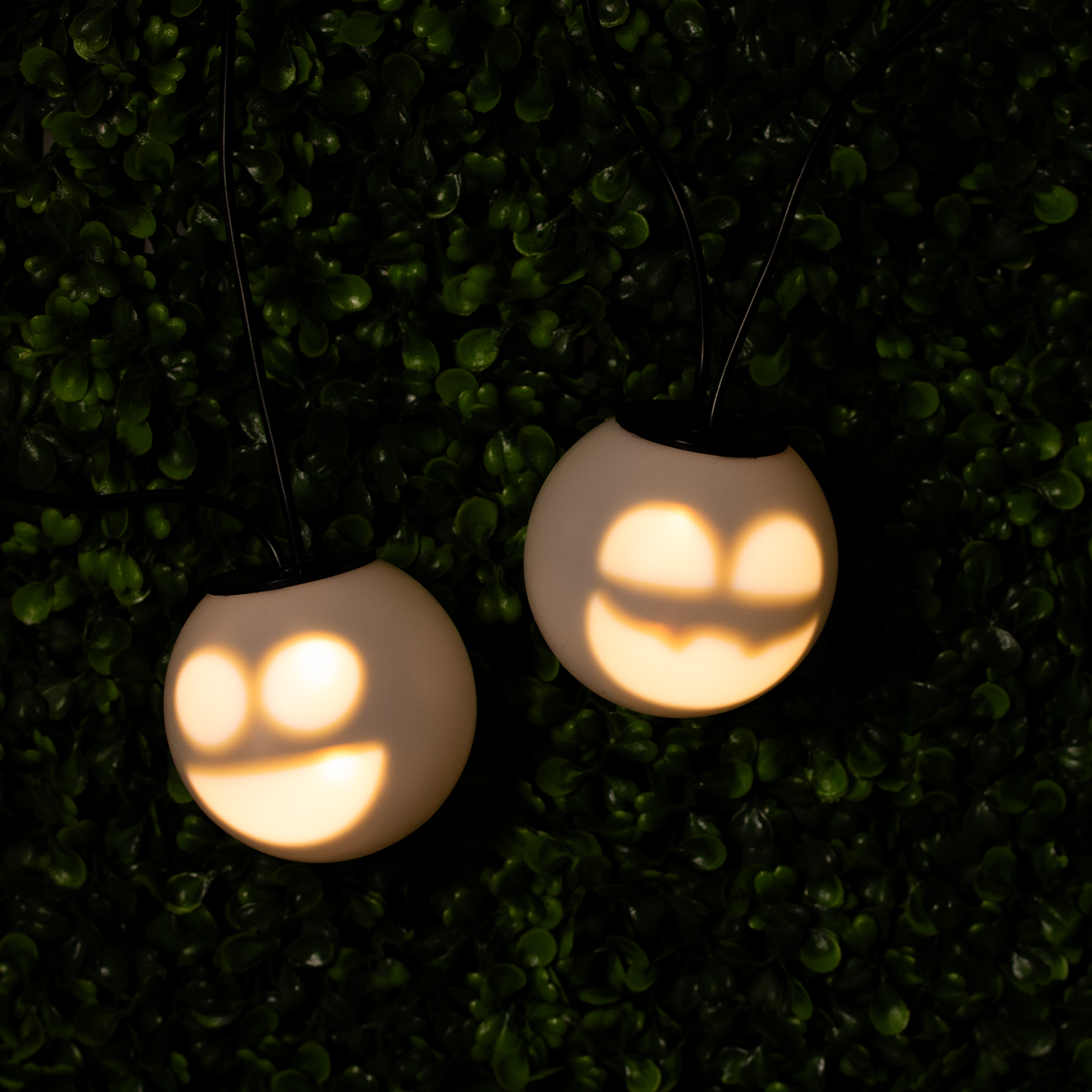 Girlanda świąteczna 8x LED bateryjna dekoracyjna bałwanki duszki 4,33m grająca biała +USB C - aranżacja