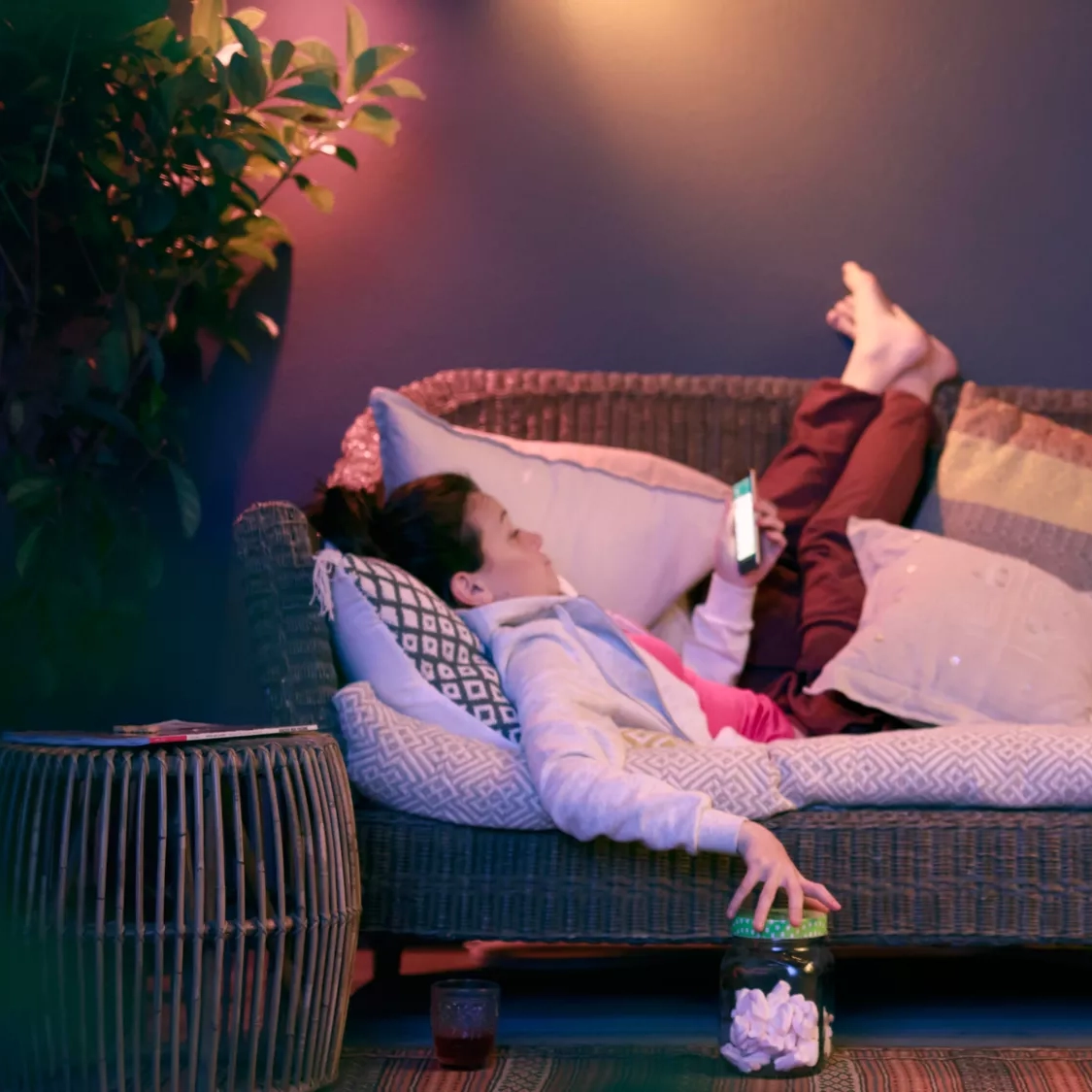 Kinkiet Ogrodowy LED Lampa Zewnętrzna Elewacyjna 8W 590lm IP44 White and Color Ambiance RGB + TW Czarna Inteligentna SMART Zigbee Bluetooth Resonate Philips HUE - trzecia cecha produktu